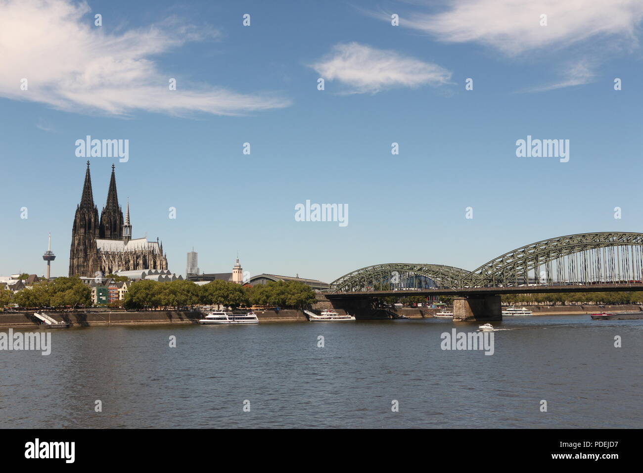 Blick auf den Kölner Dom und die Hohenzolernbrücke über den Rhein bei Köln Stockfoto