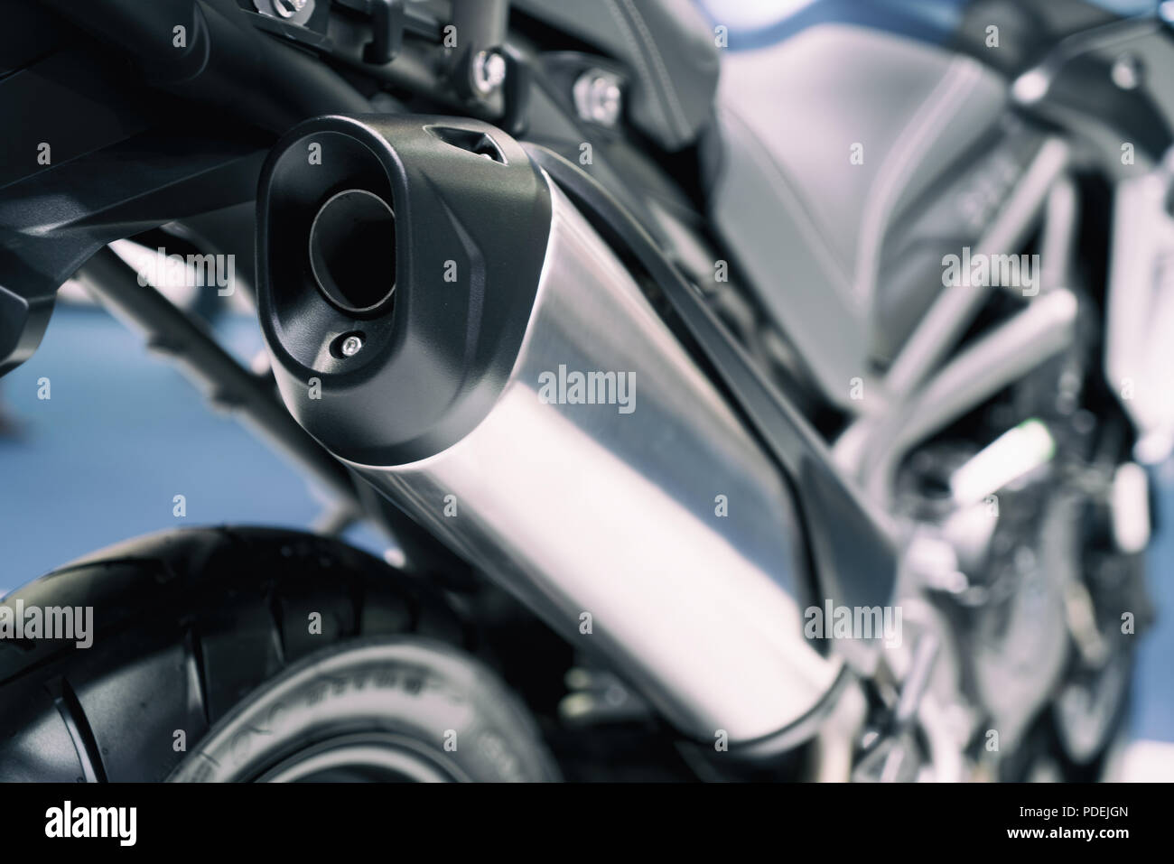 Nahaufnahme von neuen Motorrad Auspuffanlagen. Rückansicht eines Motorrads mit dem Fokus auf die Chrom Auspuff. Stockfoto