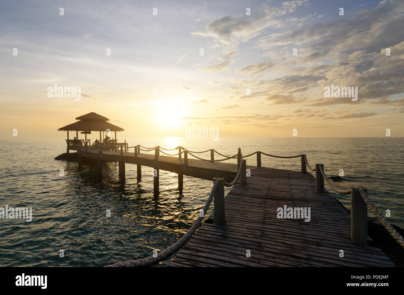 Hölzerne Pier zwischen Sonnenuntergang in Phuket, Thailand. Sommer, Reisen, Urlaub und Ferien-Konzept. Stockfoto