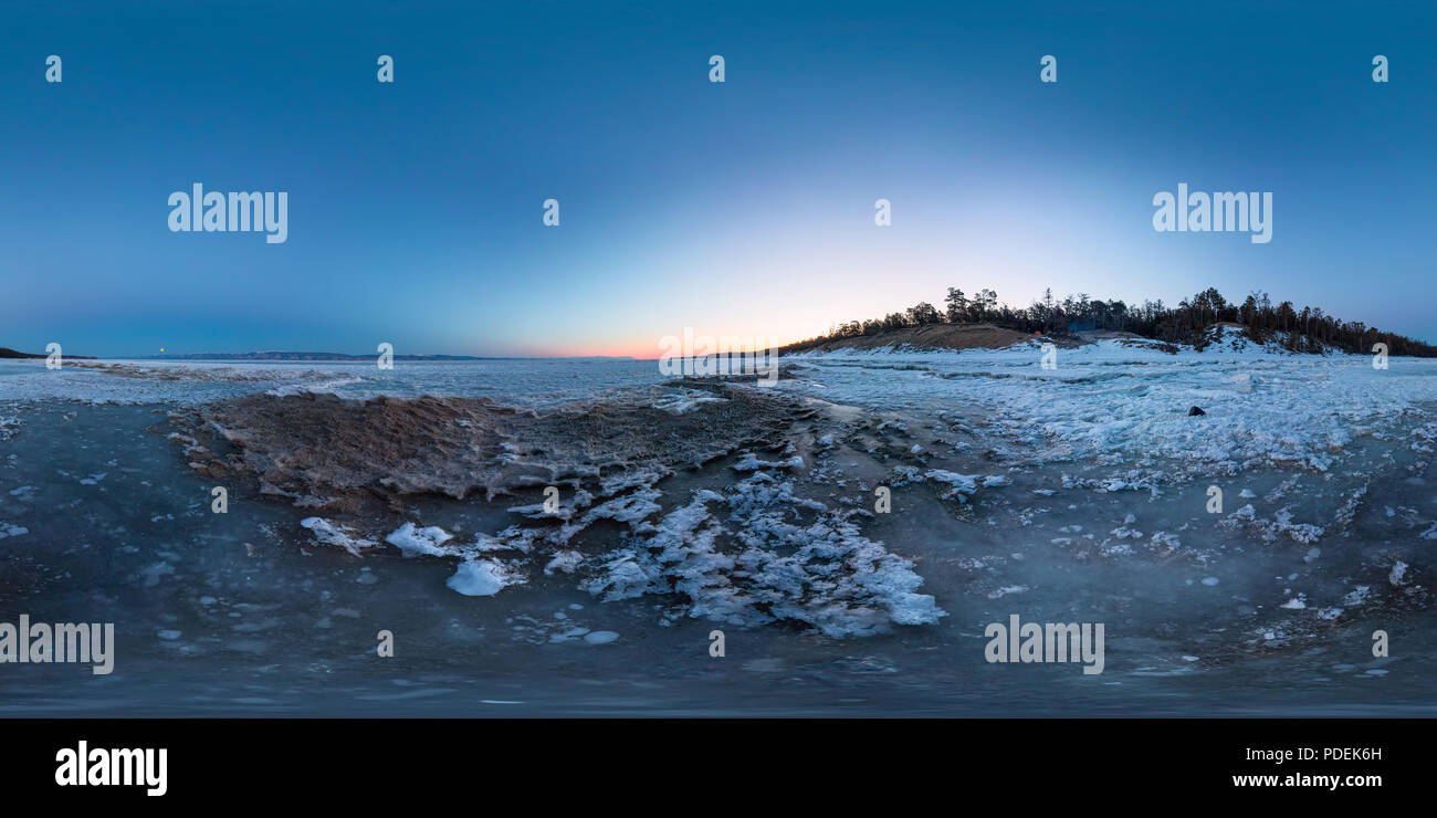 Dawn an einem Sandstrand auf der Insel Olchon. Sphärischen 360° vr Panorama Stockfoto