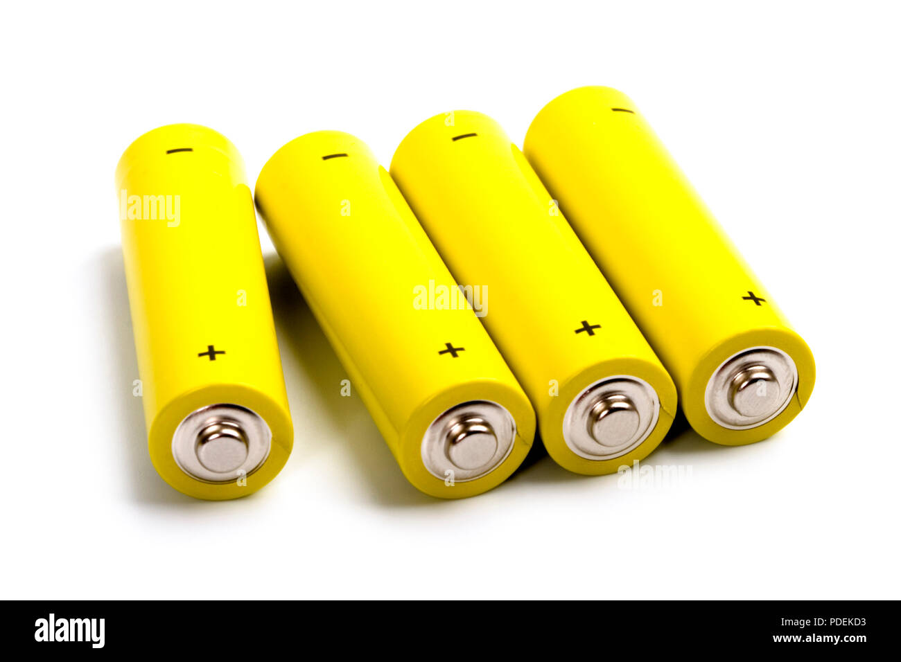 Vier gelbe Alkaline Batterien isoliert auf weißem backgroun Stockfoto