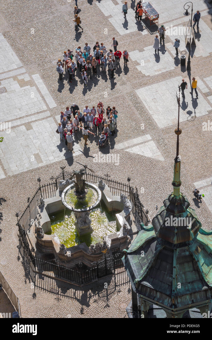 Danzig Städtetourismus, Luftaufnahme von Touristen beim Blick auf den Neptun-Brunnen in Dlugi Targ - die Hauptverkehrsstraße in Danzig Altstadt Polen. Stockfoto