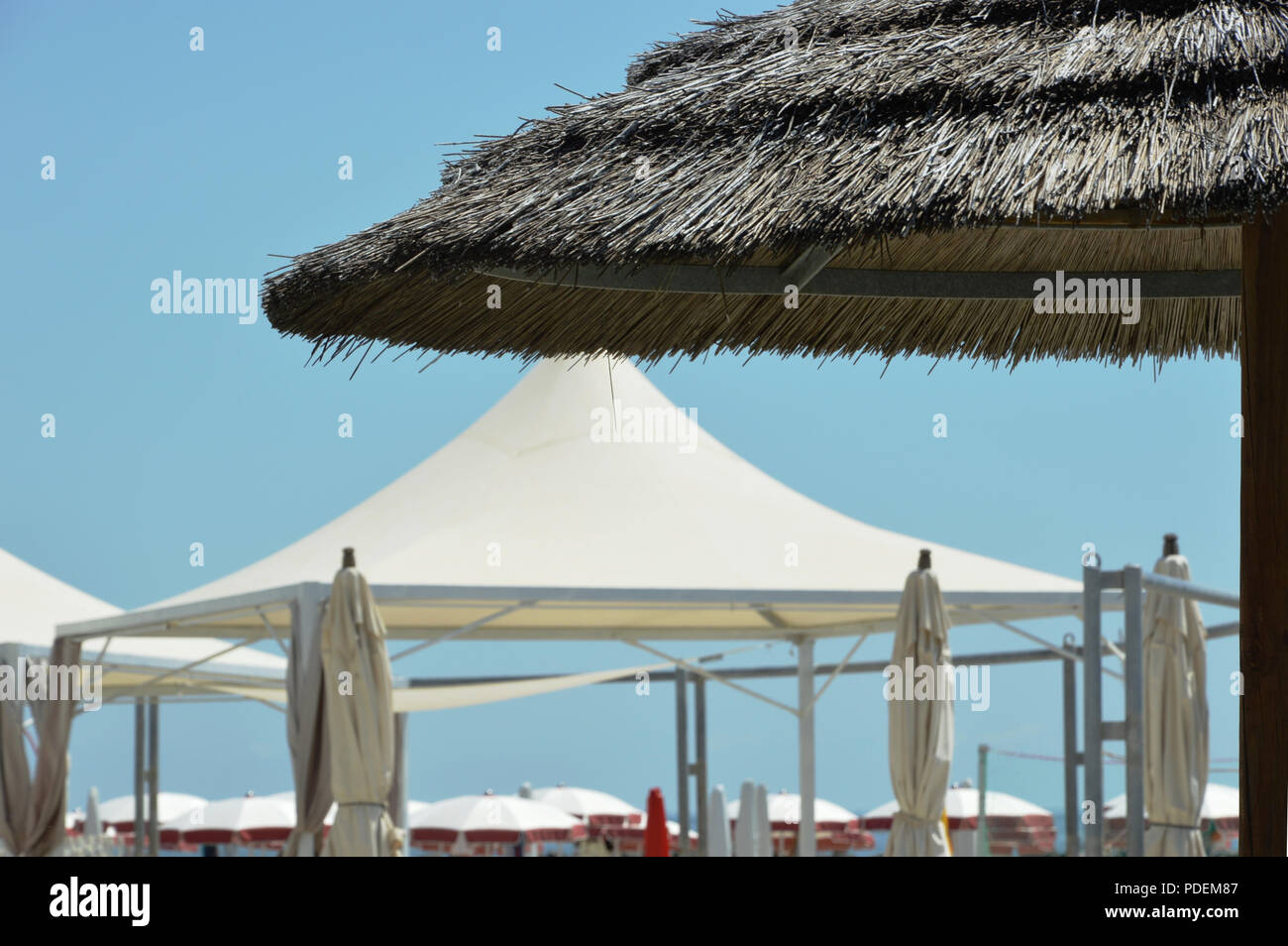 Sonnenschirme am Strand Stockfoto