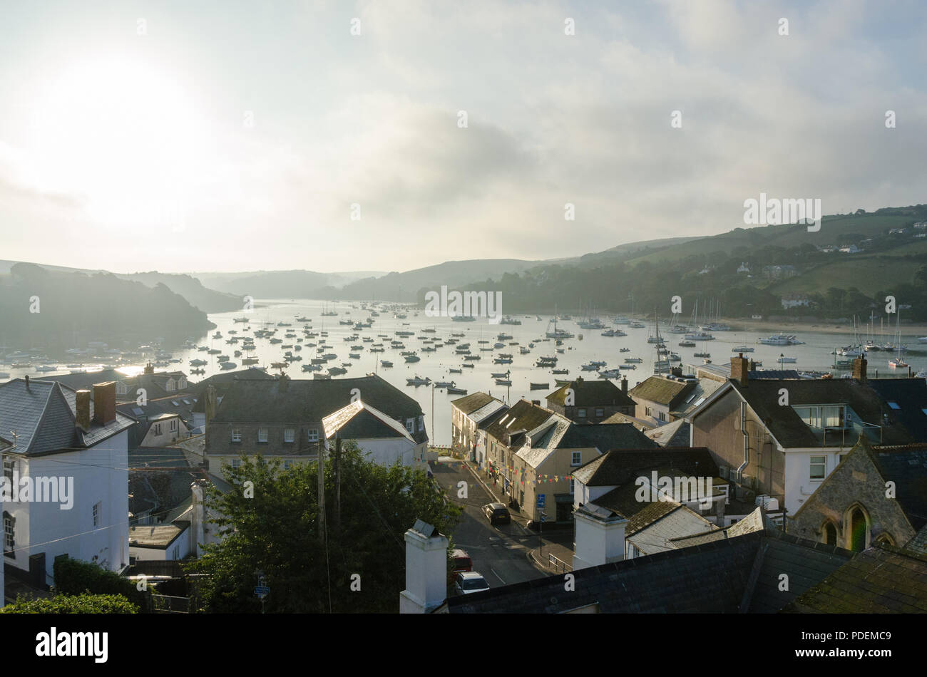 Am frühen Morgen Sonnenaufgang über Boote in der Mündung in die hübsche segeln Stadt Salcombe in South Hams, Devon, England günstig Stockfoto