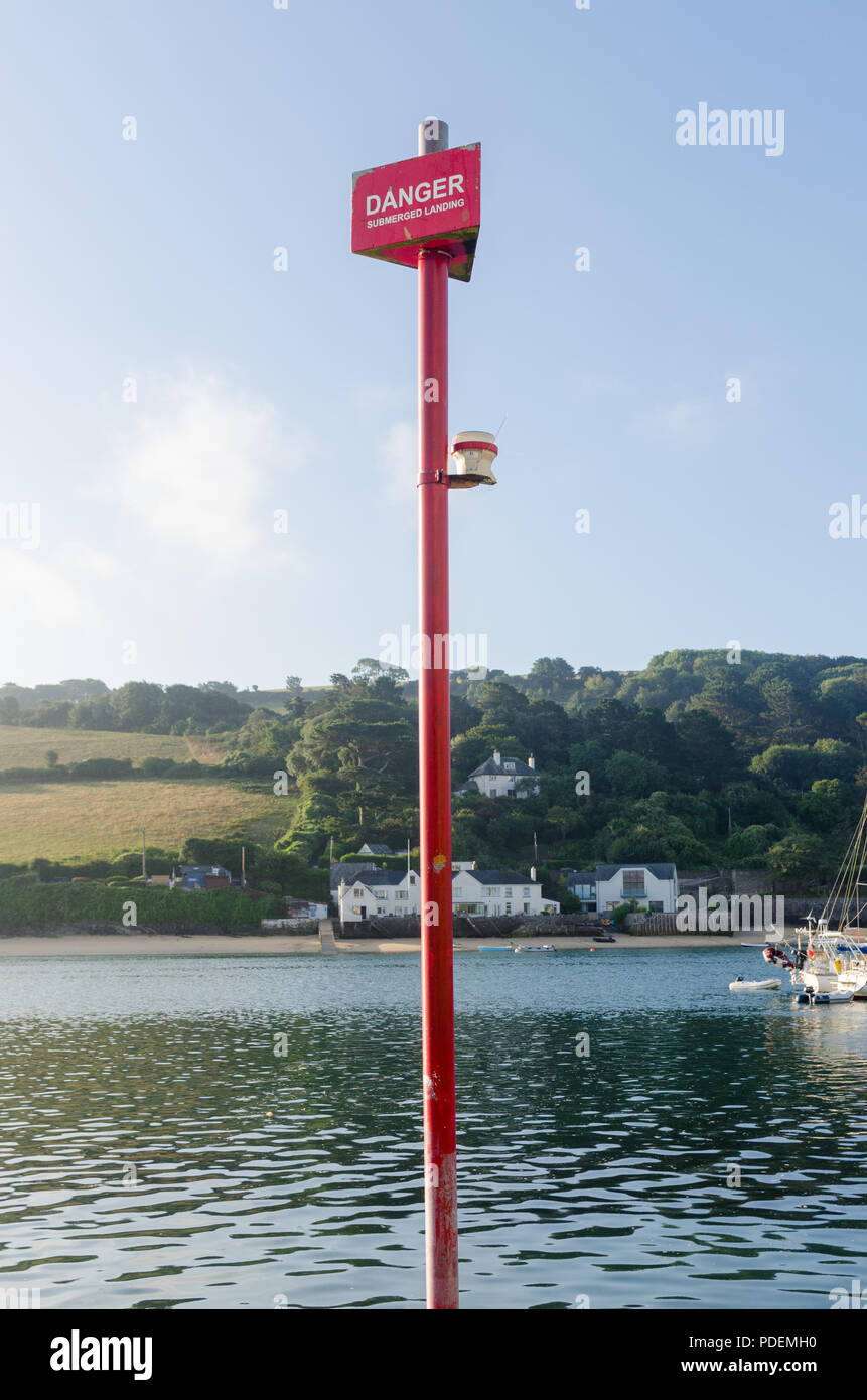 Zeichen auf großen roten Post sagen Draufsteht "Landung" im schönen Segeln Stadt Salcombe in South Hams, Devon, England unter Wasser Stockfoto