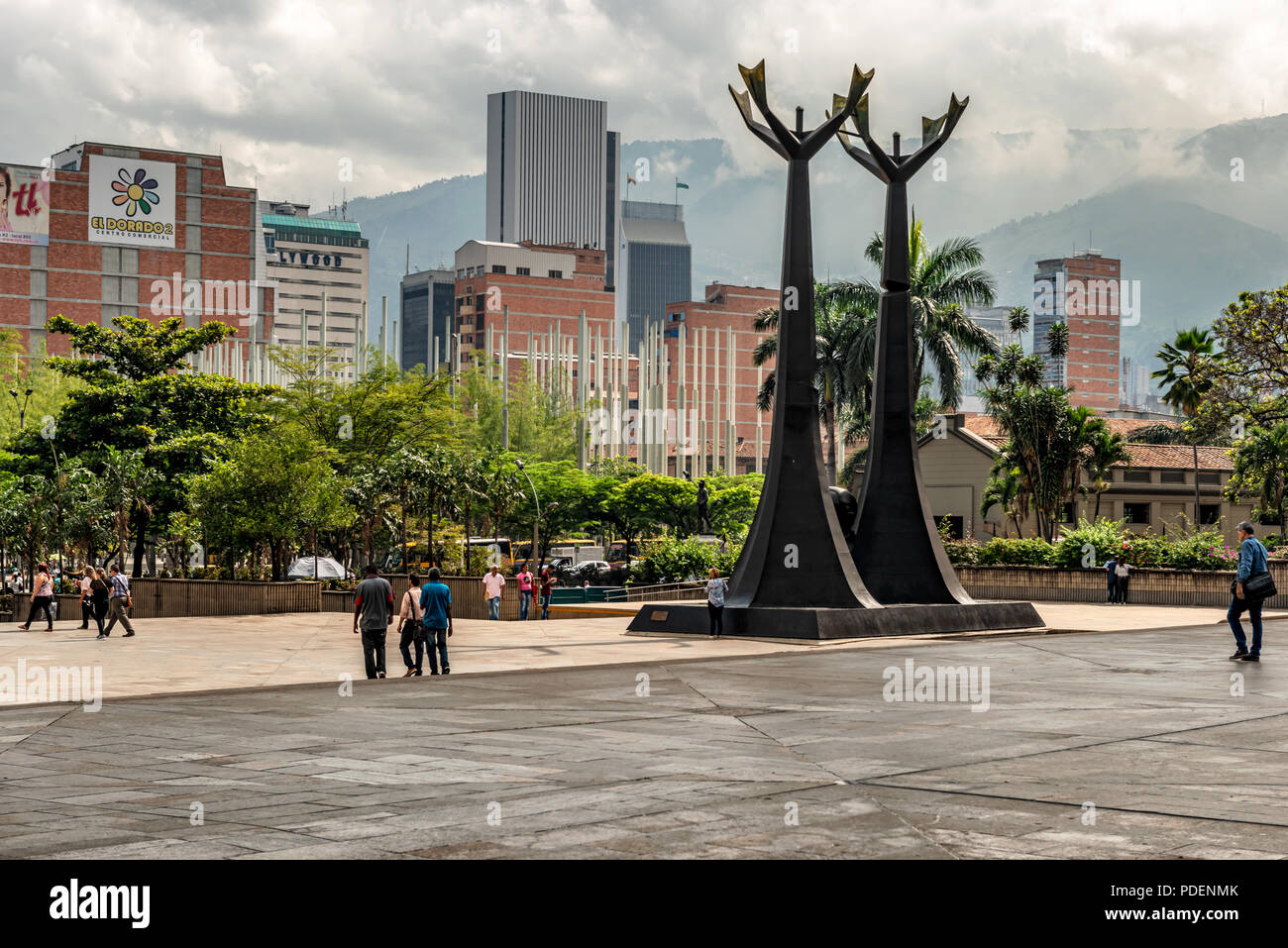 Medellin, Kolumbien - 26. März 2018: Blick auf Monument, ein Tribut an Ärzte Guillermo Gaviria und Gilberto Echeverri, in der Alpujarra square t entfernt Stockfoto