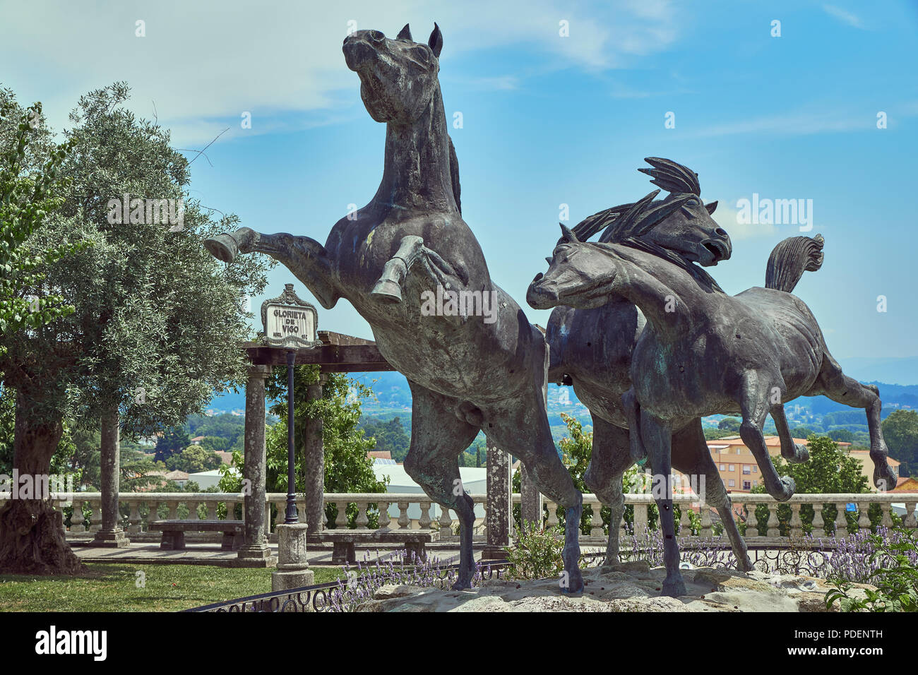 Denkmal zu Ehren der Tierwelt der wilden Pferde in Tuy, Skulptur des Bildhauers Oliveira, Pontevedra, Galizien, Spanien, Europa Stockfoto