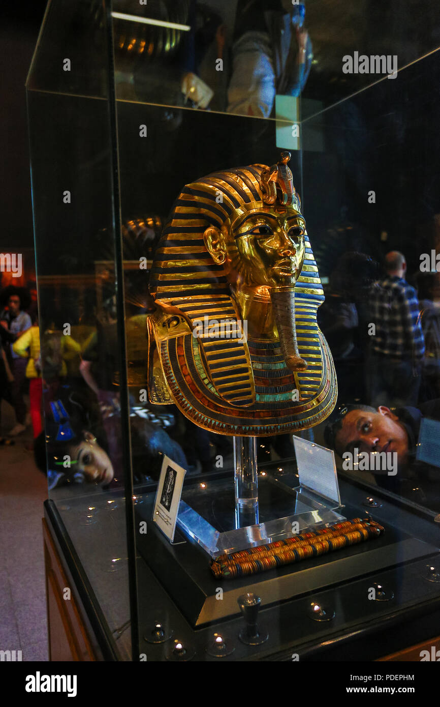 Totenmaske von Tutanchamun nach der Reparatur der Kette, ägyptischen