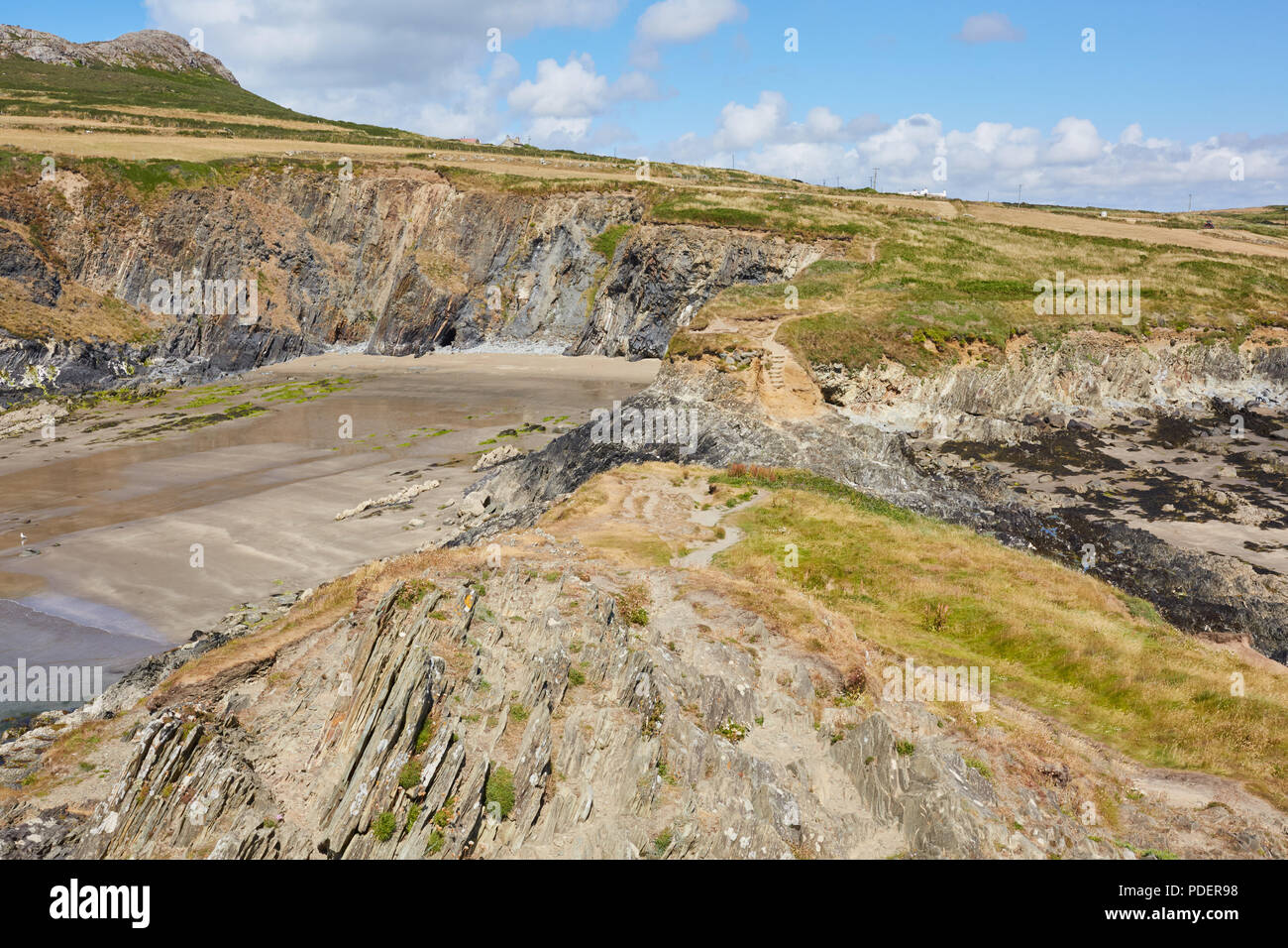 Robuste Rocky Bay neben Whitesands Beach in South Wales Pembrokeshire an einem sonnigen klaren Tag mit weißen puffy Clouds Stockfoto