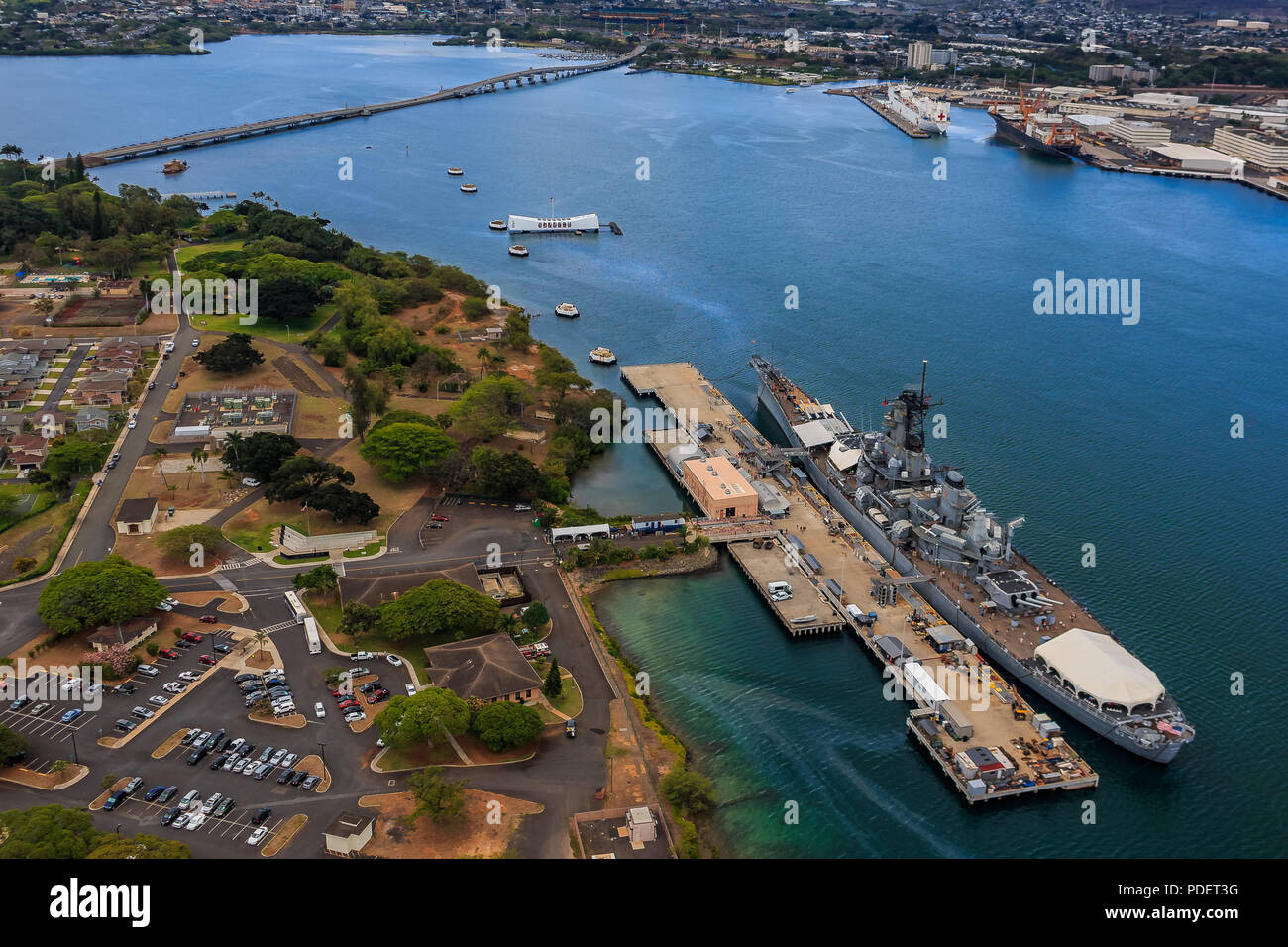 Luftaufnahme der USS Missouri (BB-63) Schlachtschiff und USS Arizona Memorial, Weltkrieg II Valor Im Pazifik National Monument in Pearl Harbor Honolulu Stockfoto