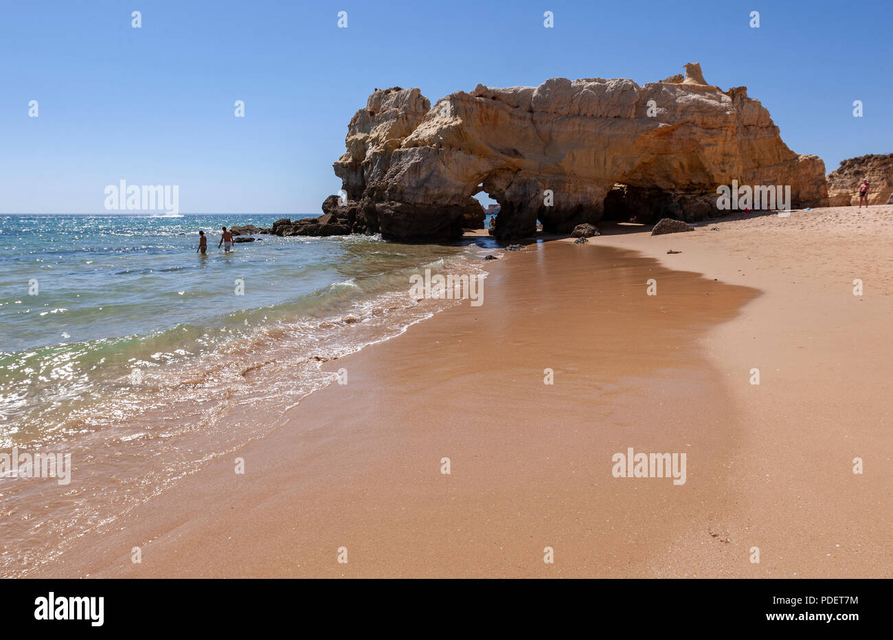 Felsformationen in Praia dos Tres Castelos Strand, Portimão, Algarve, Portugal. Stockfoto