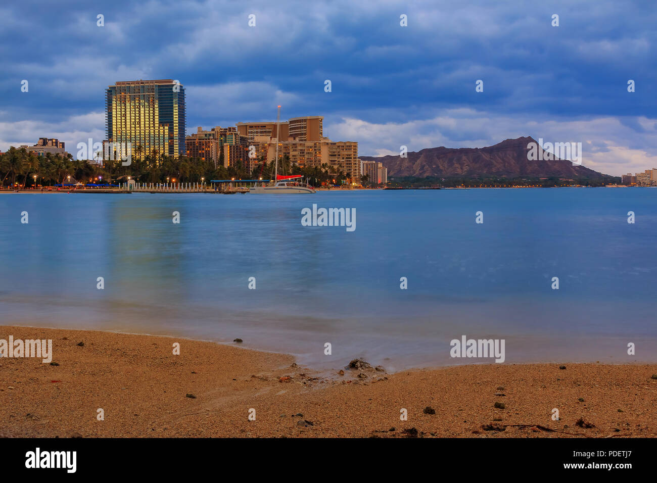 Waikiki Beach und Diamond Head in Honolulu bei Dämmerung in Hawaii, USA Stockfoto