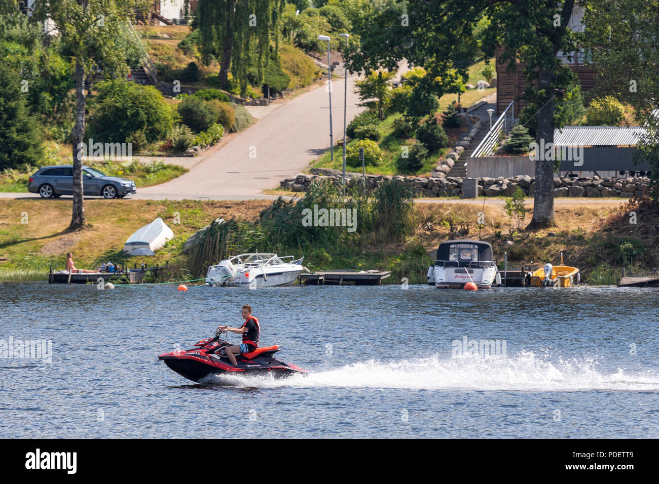 Wasser Jet Ski durch betäubt Schwimmer bei Fahren mit hoher Geschwindigkeit in einem geregelten Speed Zone, wo auch Jet Skis sind komplett verboten Stockfoto