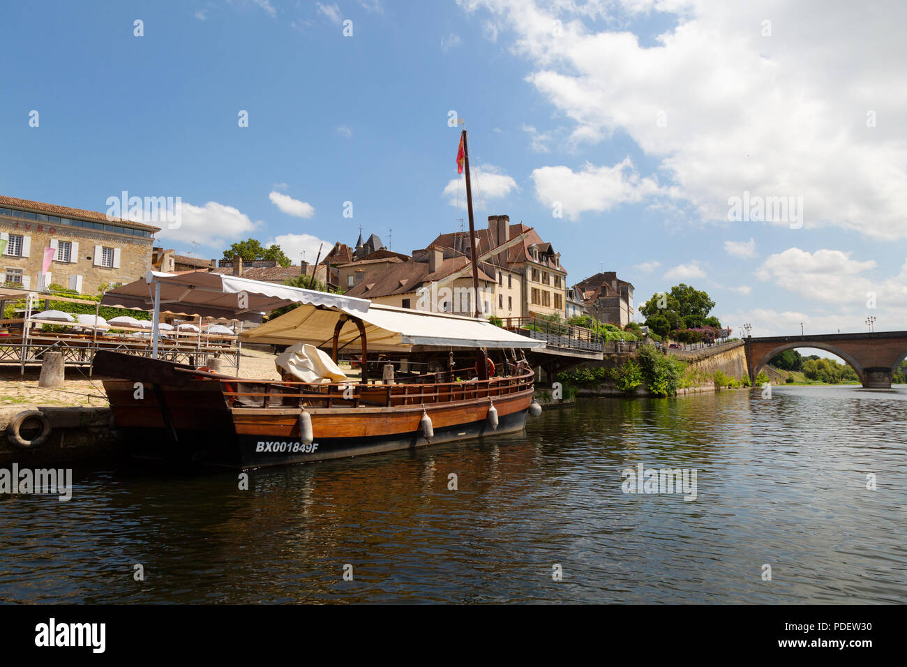 Ein gabarre oder traditionelle Bootsfahrt auf dem Fluss Dordogne in Bergerac für Bootsausflügen; Bergerac, Dordogne, Frankreich Europa Stockfoto