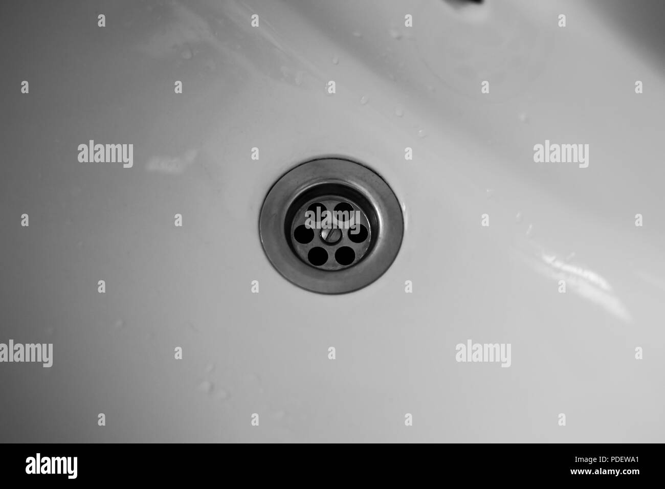 Waschbecken Wasser ablassen Stockfoto