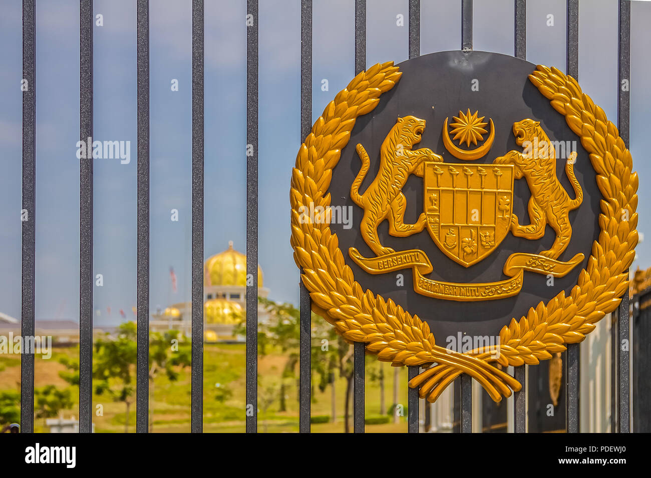 Malaysia, Kuala Lumpur - 16. August 2013: königliche Siegel auf das Tor der neuen Istana Negara, Residenz des Yang di-Pertuan Agong Stockfoto