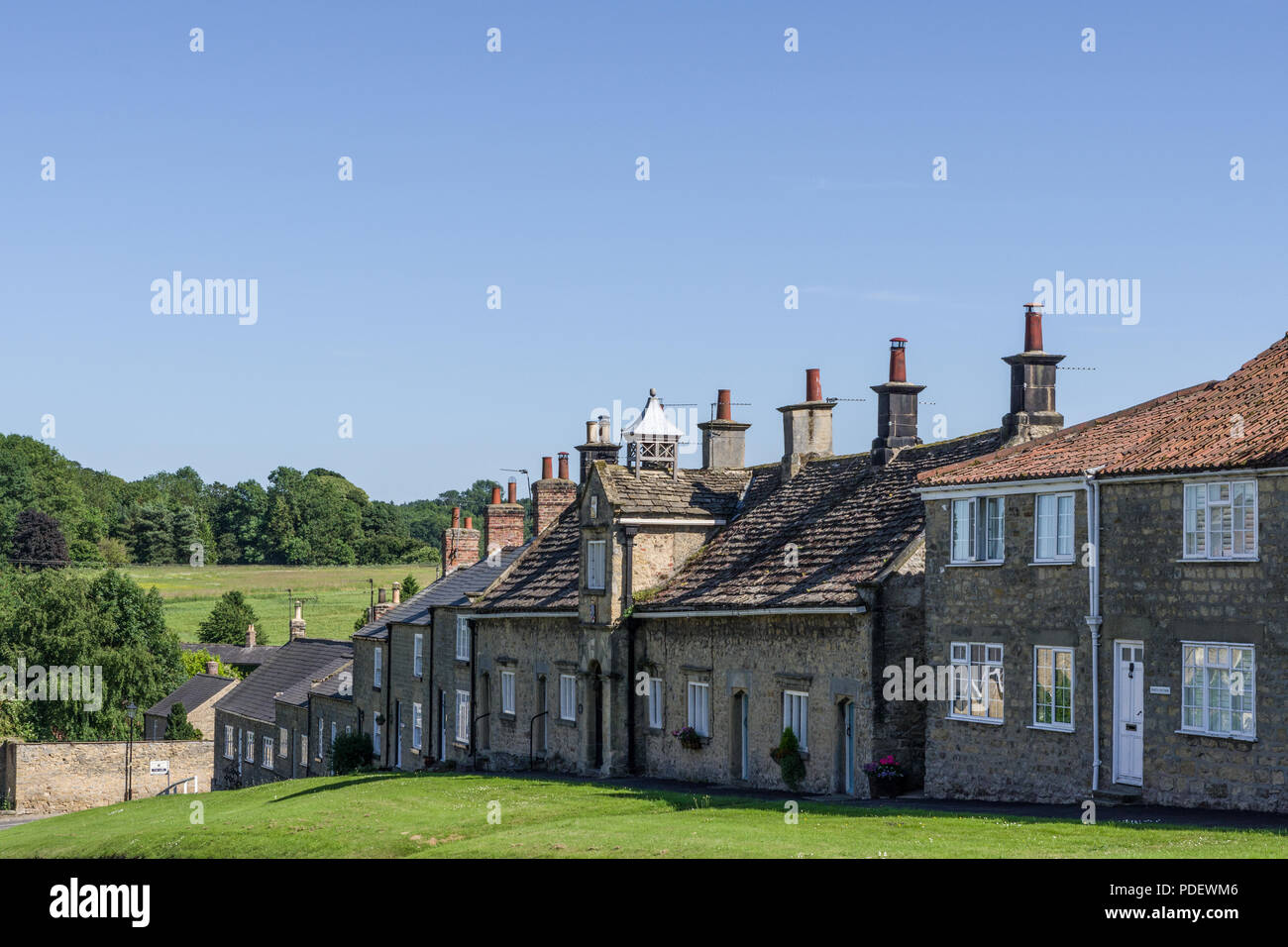 Armenhäuser aus dem 17. Jahrhundert und war ursprünglich die Armen Mens Krankenhaus genannt; im Dorf Coxwold, North Yorkshire, Großbritannien Stockfoto