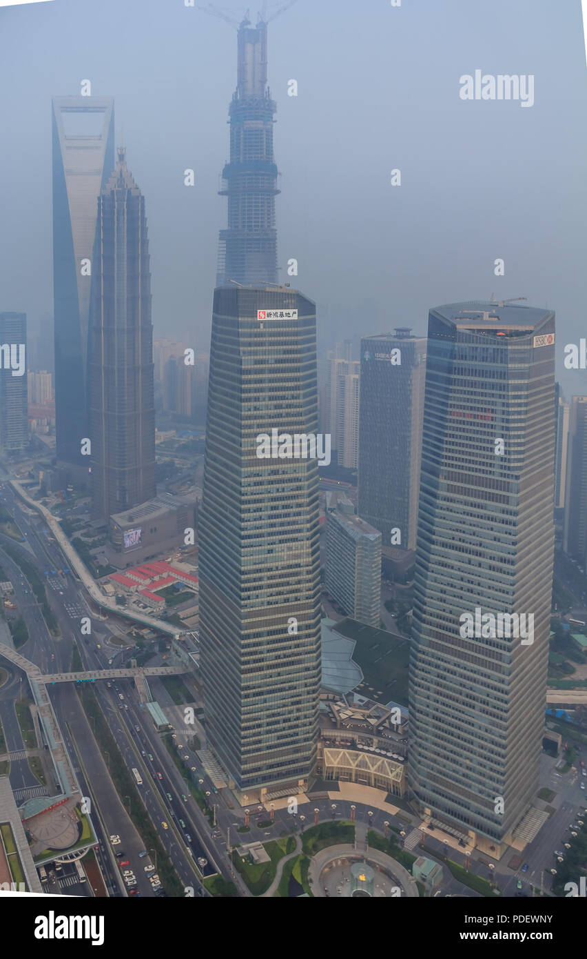 Shanghai, China - 16. Juni 2013: Stark verschmutzte Skyline mit dem Shanghai World Financial Center. Starke Luftverschmutzung ist in China üblich geworden. Stockfoto Shanghai, China - 16. Juni 2013: Stark verschmutzte Skyline mit dem Shanghai World Financial Center. Starke Luftverschmutzung ist in China üblich geworden. Stockfoto