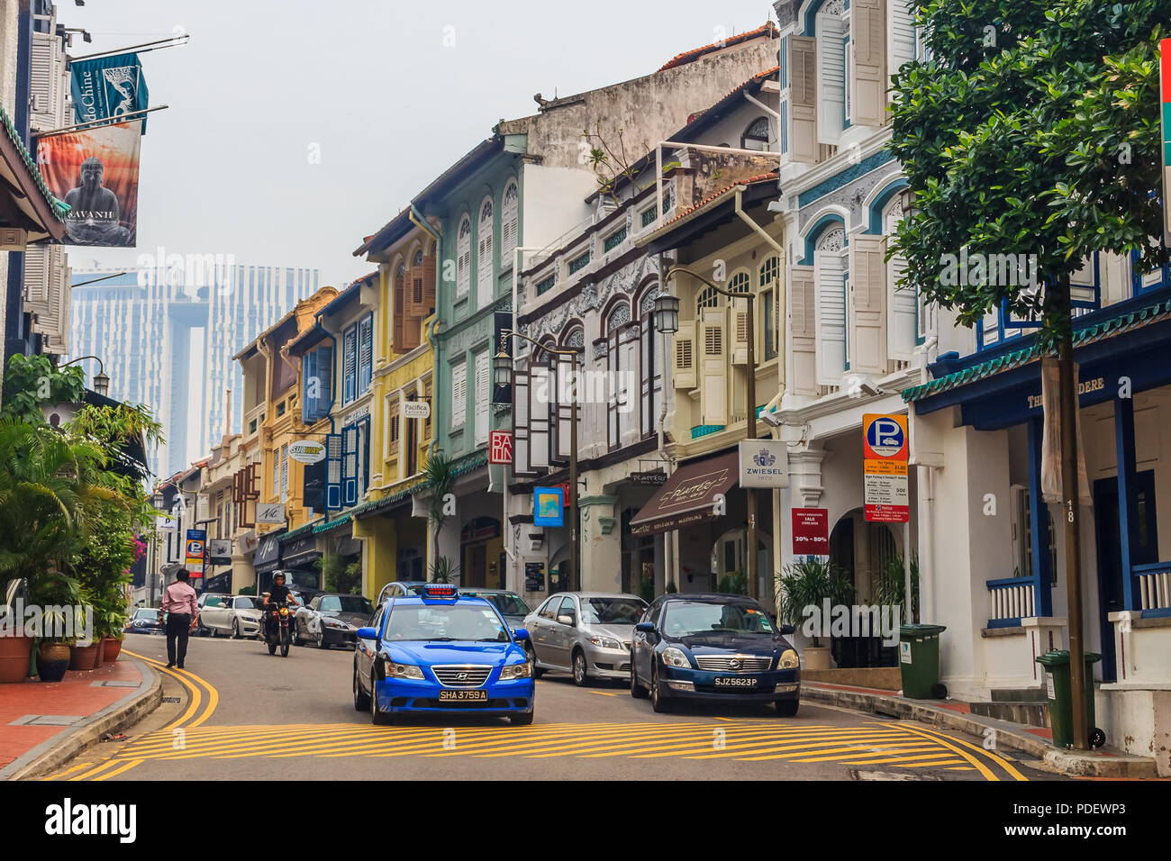 Singapur, Singapur - 16. Juni 2013: berühmte Club Street in Singapur mit Häusern im Kolonialstil. Smog in der Luft ist, die von der Verbrennung von Palm plantatio verursacht Stockfoto