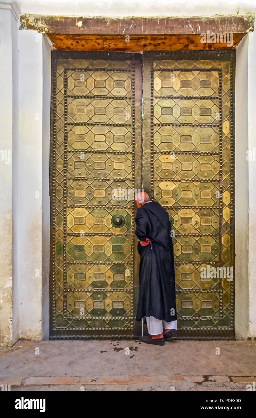 Fes, Marokko - 11. Mai 2013: Unbekannter berber Besucher an der Tür des Al Koran Universität Karaouine, die älteste Universität der Welt Stockfoto