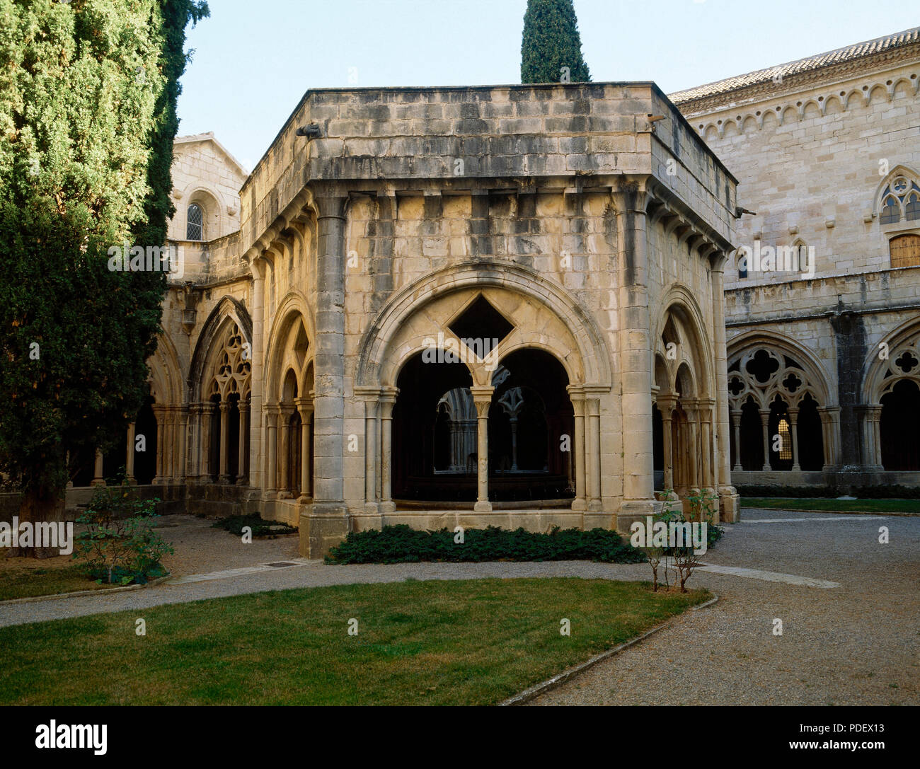 Kloster Santa Maria de Poblet. Kreuzgang. 12. - 13. Jahrhundert. Tempel des Beckens vor der Mensa. Vimbodi, Provinz Tarragona, Katalonien, Spanien. Stockfoto