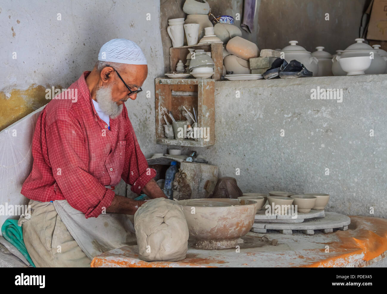 Fes, Marokko - 11. Mai 2013: Marokkanische Töpfer bei der Arbeit in einer Töpferei shop Stockfoto