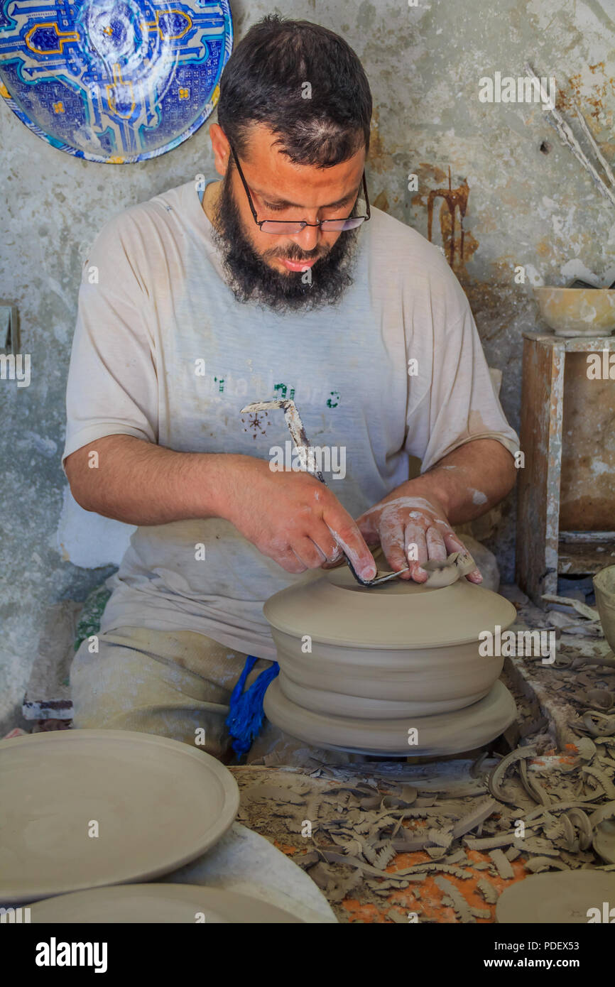 Fes, Marokko - 11. Mai 2013: Marokkanische Töpfer bei der Arbeit in einer Töpferei shop Stockfoto