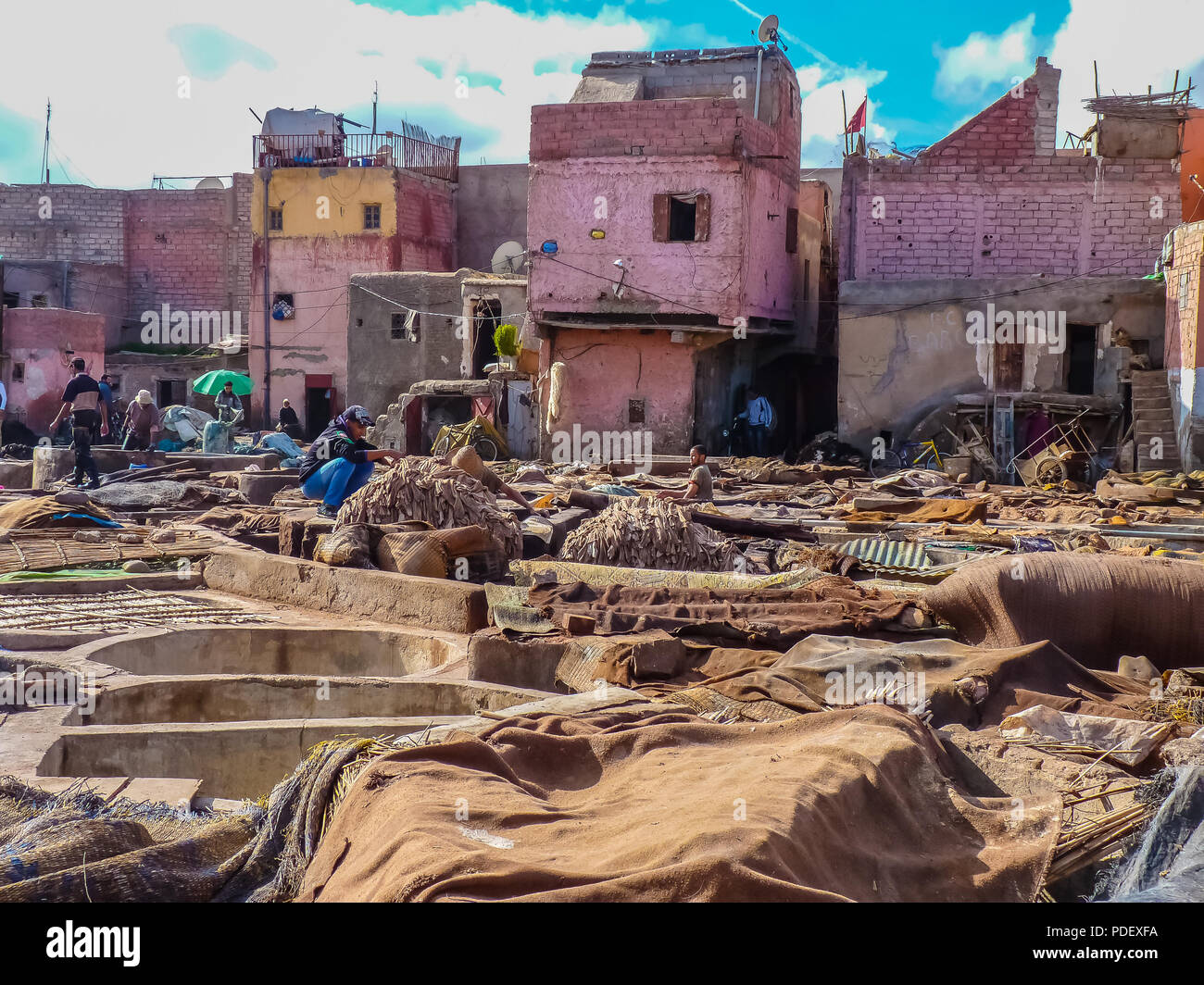 Marrakesch, Marokko - Dezember, 08, 2012: Arbeitnehmer Handhabung verbirgt sich eine Gerberei in Marrakesch, Marokko Stockfoto