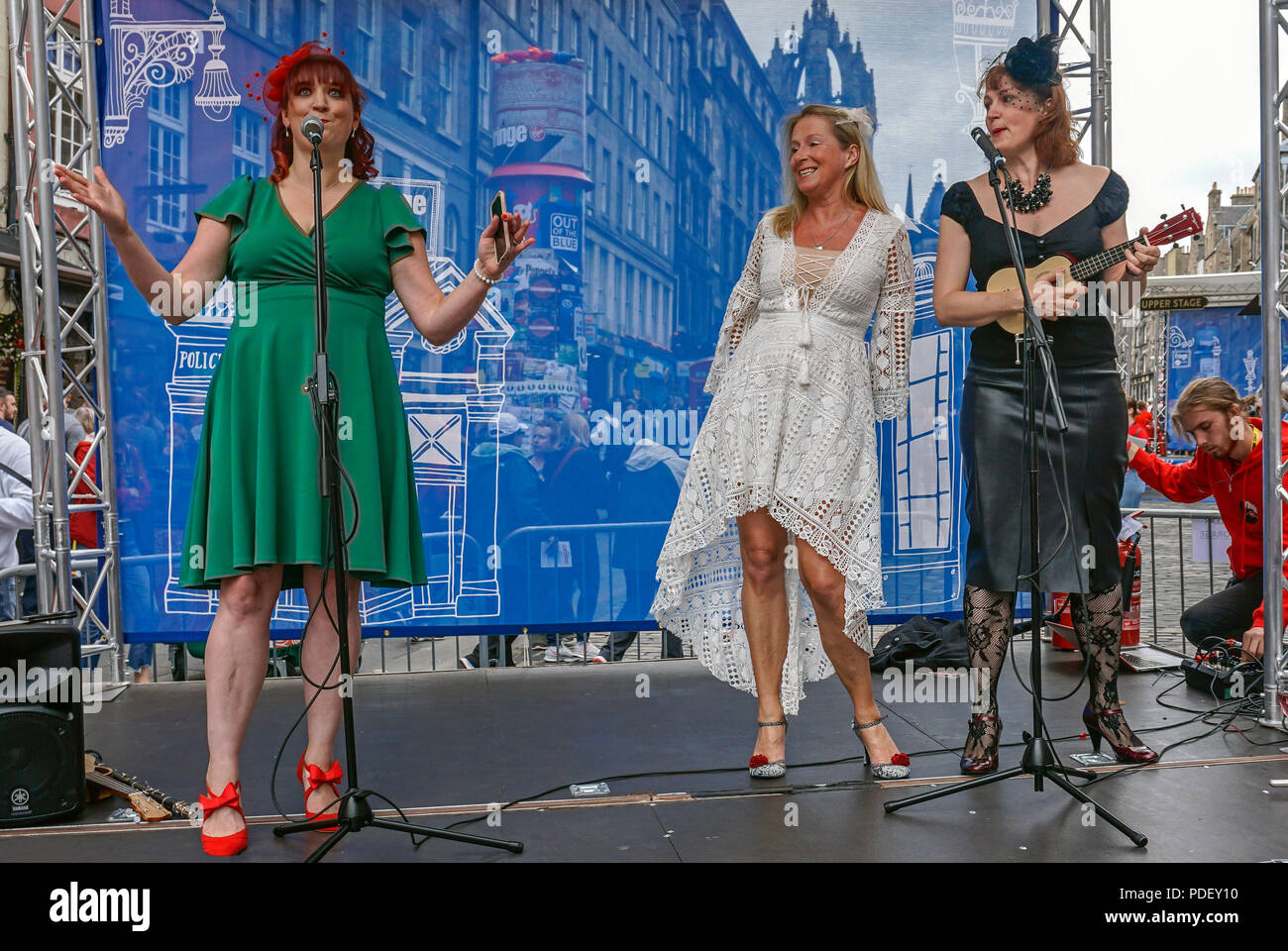 Bis dass der Tod uns scheidet Gruppe von drei Damen führt zum Edinburgh Festival Fringe 2018 in High Street, The Royal Mile in Edinburgh Schottland Großbritannien Stockfoto