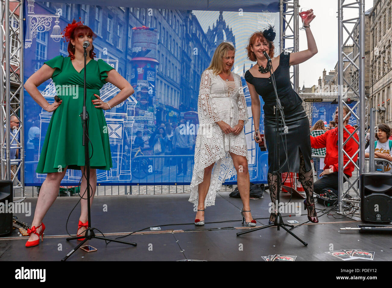 Bis dass der Tod uns scheidet Gruppe von drei Damen führt zum Edinburgh Festival Fringe 2018 in High Street, The Royal Mile in Edinburgh Schottland Großbritannien Stockfoto