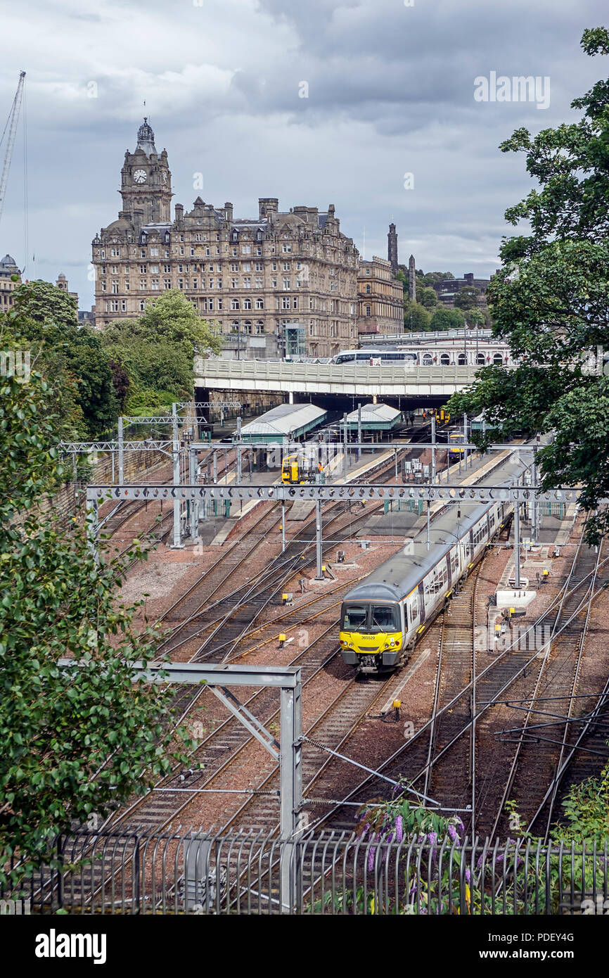 Scotrail Klasse 365 WWU verlassen Waverley Bahnhof im Stadtzentrum von Edinburgh Schottland Großbritannien bei der Abreise 14.30 bis Queen Street Station in Glasgow. Stockfoto