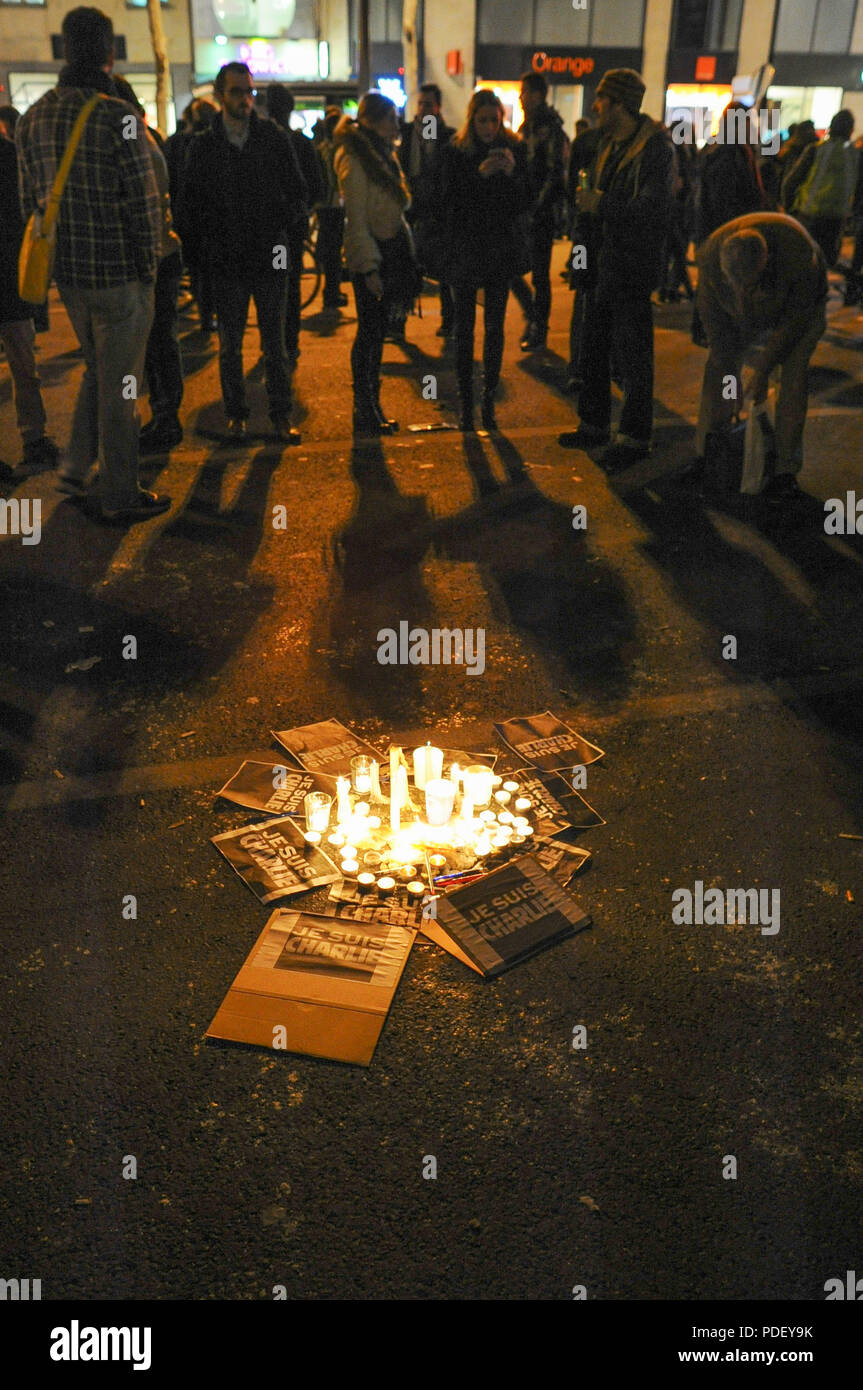 Januar 07, 2015 - Paris, Frankreich: Zehntausende Menschen versammeln sich in Place de la Republique in Paris nach einem tödlichen Angriff auf einen französischen Satirezeitschrift. Bewaffnete Banditen überfallen die Büros der französische satirische Wochenzeitung Charlie Hebdo in Paris am Mittwoch, töten mindestens 12 Menschen in dem, was Präsident Franois Hollande sagte war "zweifellos ein terroristischer Angriff'. Des dizaines de milliers de personnes se rassemblent Place de la Republique en Hommage aux Victimes de l'Sprengstoffanschlag contre Charlie Hebdo, quelques Heures après la Knallen meurtriere. *** Frankreich/KEINE VERKÄUFE IN DEN FRANZÖSISCHEN MEDIEN *** Stockfoto