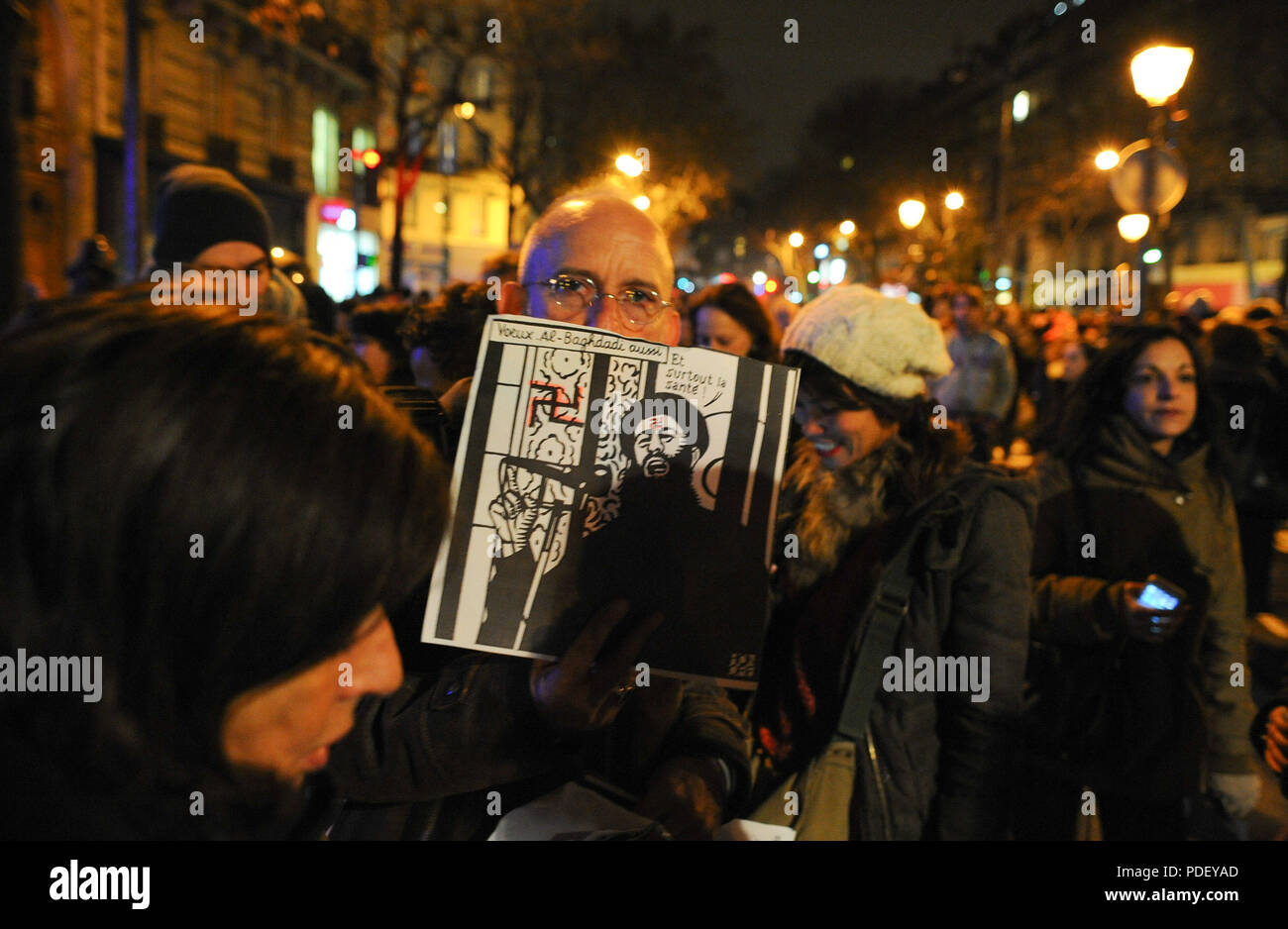 Januar 07, 2015 - Paris, Frankreich: Zehntausende Menschen versammeln sich in Place de la Republique in Paris nach einem tödlichen Angriff auf einen französischen Satirezeitschrift. Bewaffnete Banditen überfallen die Büros der französische satirische Wochenzeitung Charlie Hebdo in Paris am Mittwoch, töten mindestens 12 Menschen in dem, was Präsident Franois Hollande sagte war "zweifellos ein terroristischer Angriff'. Des dizaines de milliers de personnes se rassemblent Place de la Republique en Hommage aux Victimes de l'Sprengstoffanschlag contre Charlie Hebdo, quelques Heures après la Knallen meurtriere. *** Frankreich/KEINE VERKÄUFE IN DEN FRANZÖSISCHEN MEDIEN *** Stockfoto