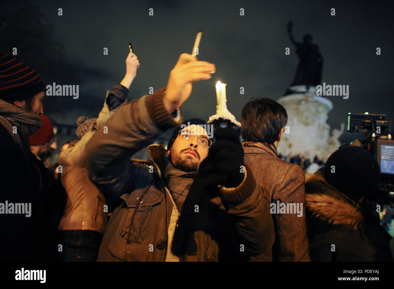 Januar 07, 2015 - Paris, Frankreich: Zehntausende Menschen versammeln sich in Place de la Republique in Paris nach einem tödlichen Angriff auf einen französischen Satirezeitschrift. Bewaffnete Banditen überfallen die Büros der französische satirische Wochenzeitung Charlie Hebdo in Paris am Mittwoch, töten mindestens 12 Menschen in dem, was Präsident Franois Hollande sagte war "zweifellos ein terroristischer Angriff'. Des dizaines de milliers de personnes se rassemblent Place de la Republique en Hommage aux Victimes de l'Sprengstoffanschlag contre Charlie Hebdo, quelques Heures après la Knallen meurtriere. *** Frankreich/KEINE VERKÄUFE IN DEN FRANZÖSISCHEN MEDIEN *** Stockfoto