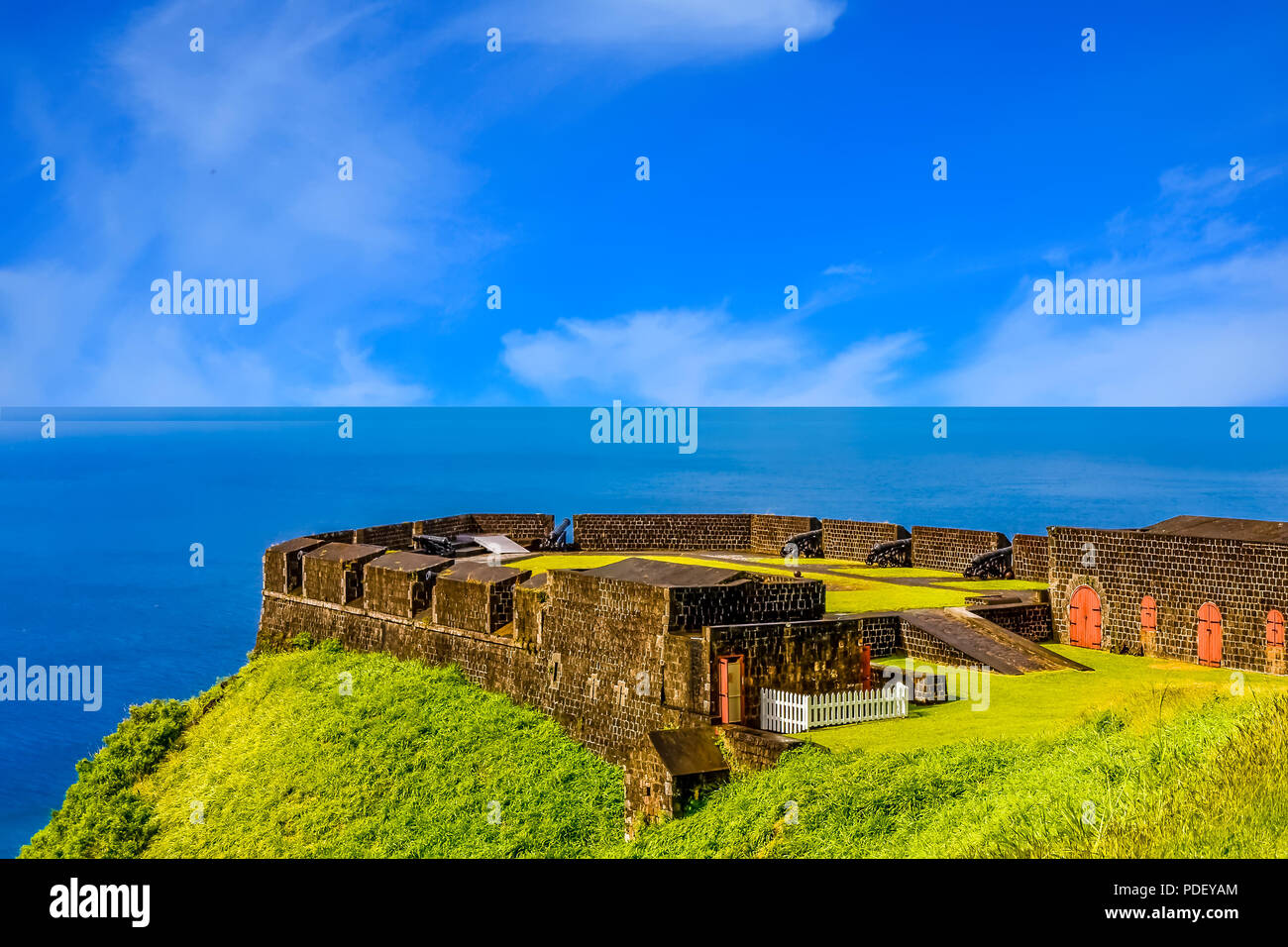 Ein altes Fort auf einer tropischen Insel. Stockfoto