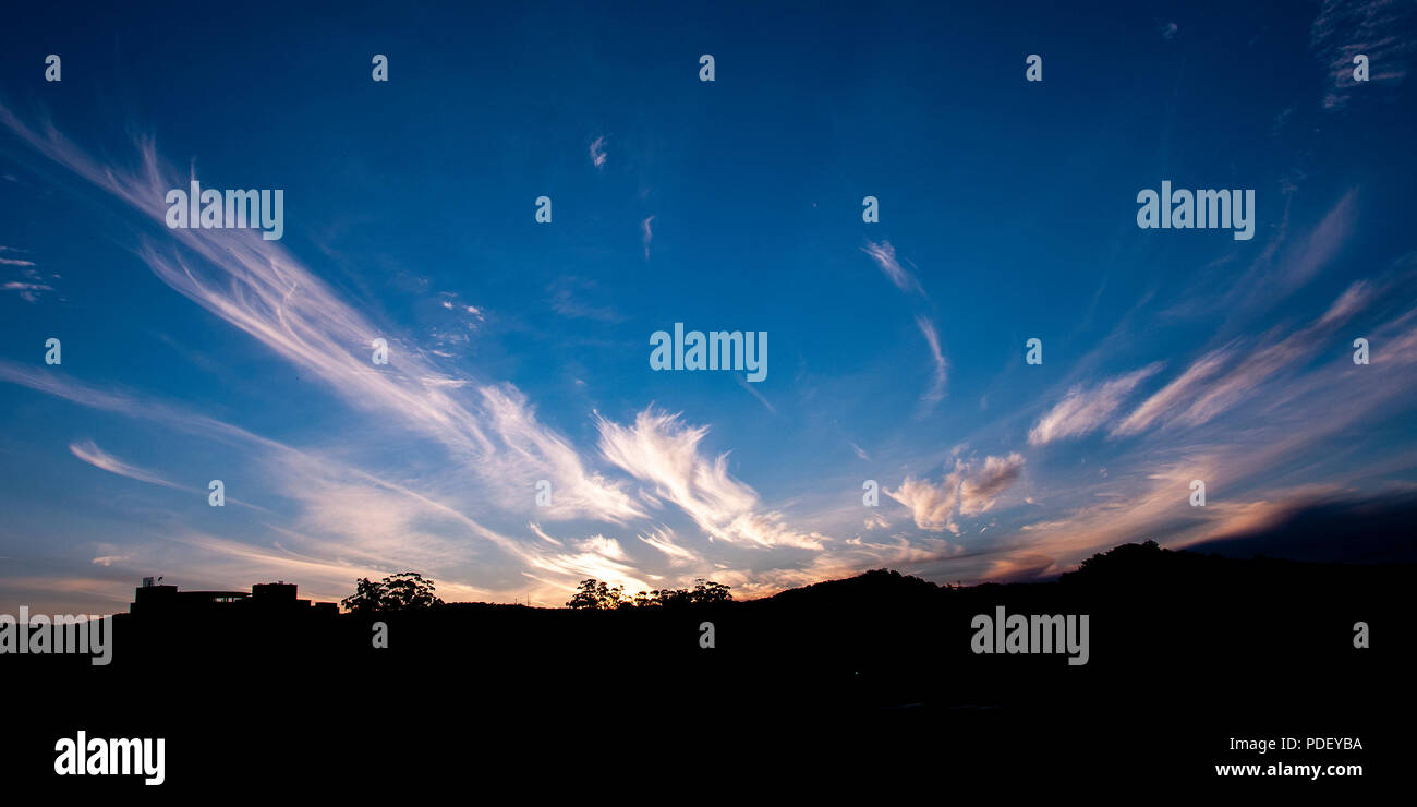 Eine außergewöhnliche atmosphärische bewölkter Himmel cloudscape mit brillanten Weiße Zirruswolkenbildung in einem kobaltblauen Himmel. Gerade auf den Sonnenuntergang. Stockfoto