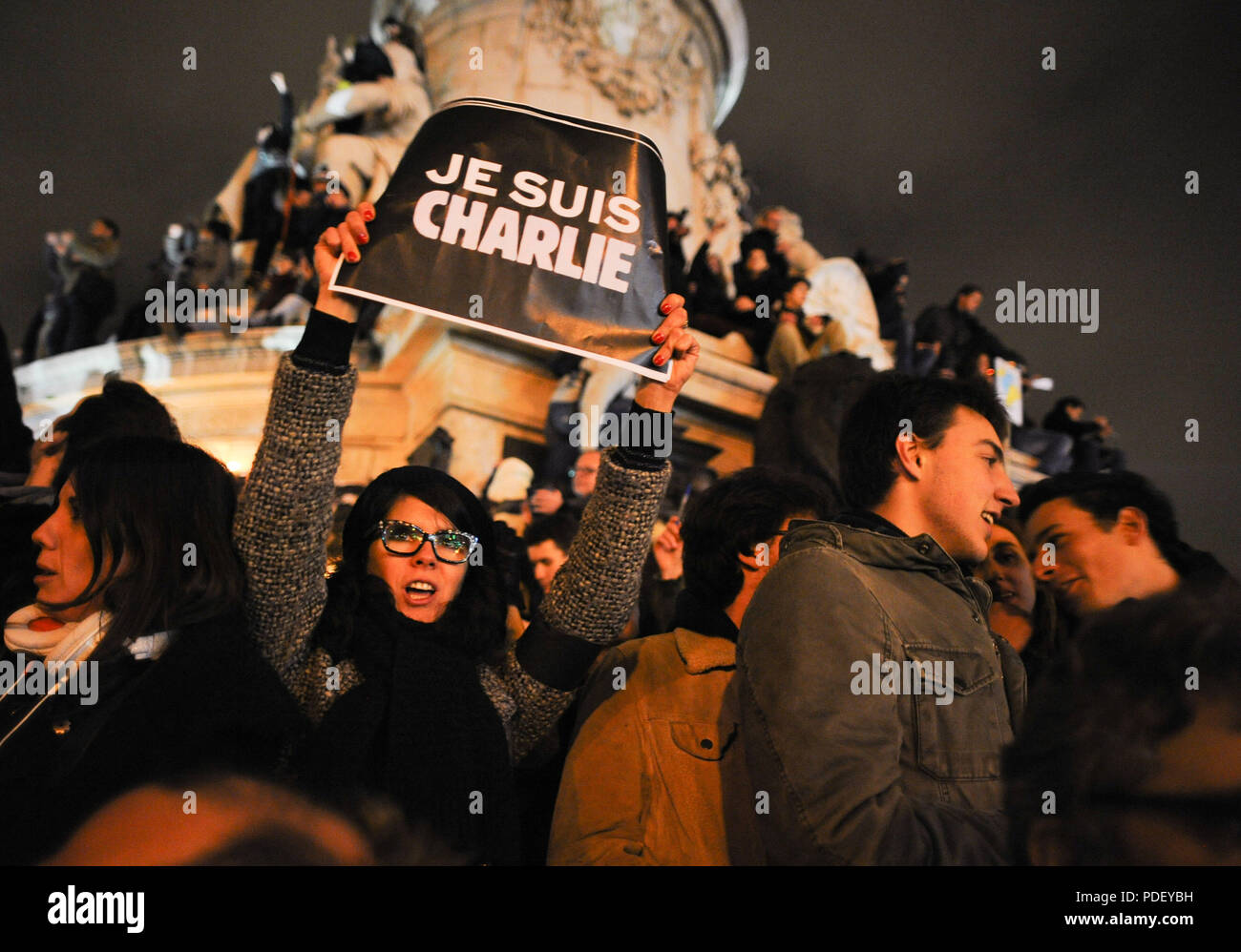 Januar 07, 2015 - Paris, Frankreich: Zehntausende Menschen versammeln sich in Place de la Republique in Paris nach einem tödlichen Angriff auf einen französischen Satirezeitschrift. Bewaffnete Banditen überfallen die Büros der französische satirische Wochenzeitung Charlie Hebdo in Paris am Mittwoch, töten mindestens 12 Menschen in dem, was Präsident Franois Hollande sagte war "zweifellos ein terroristischer Angriff'. Des dizaines de milliers de personnes se rassemblent Place de la Republique en Hommage aux Victimes de l'Sprengstoffanschlag contre Charlie Hebdo, quelques Heures après la Knallen meurtriere. *** Frankreich/KEINE VERKÄUFE IN DEN FRANZÖSISCHEN MEDIEN *** Stockfoto