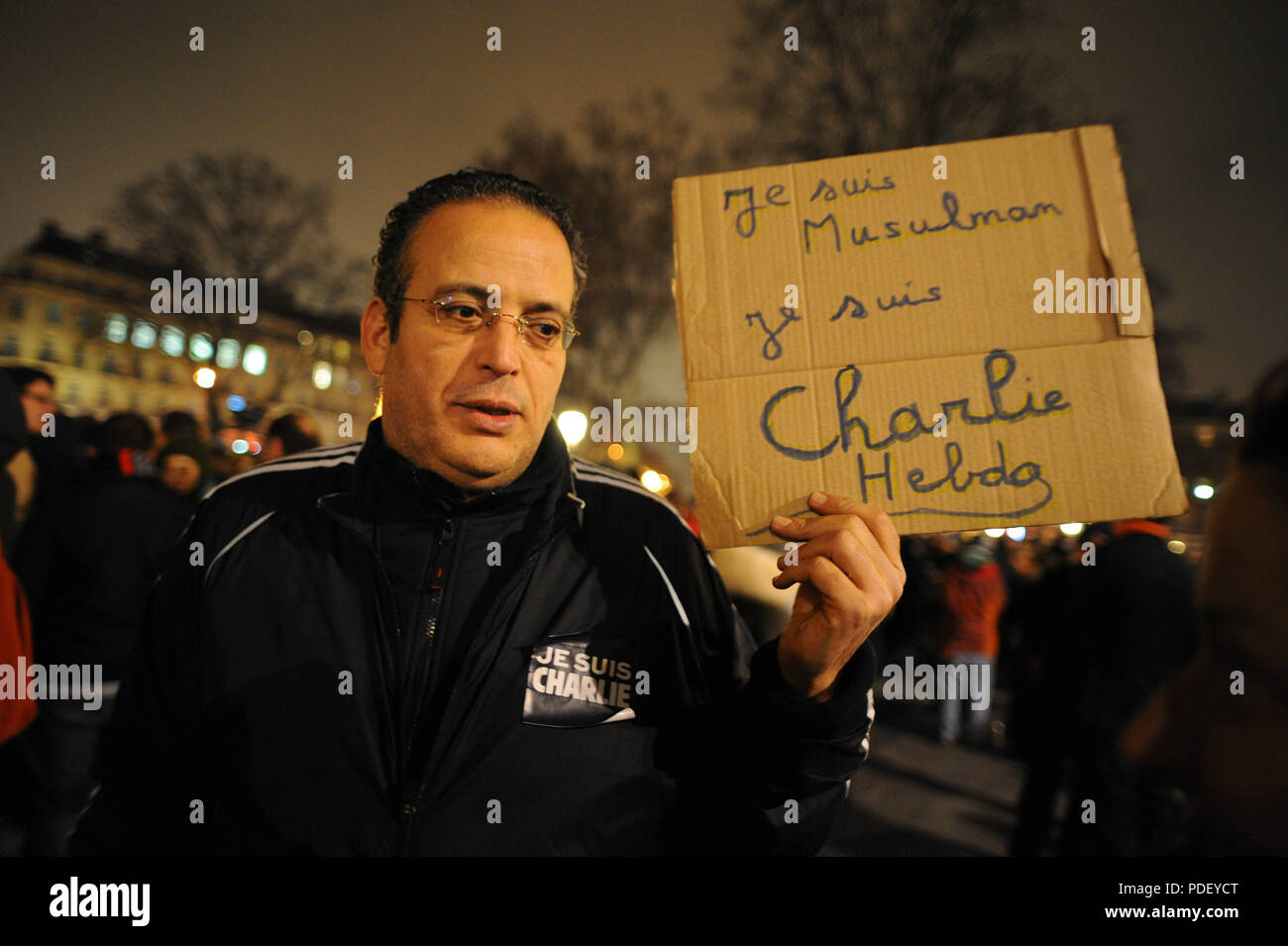 Januar 07, 2015 - Paris, Frankreich: Eine französische Muslime nehmen teil an einer Grosskundgebung in Place de la Republique in Paris nach einem tödlichen Angriff auf einen französischen Satirezeitschrift. Bewaffnete Banditen überfallen die Büros der französische satirische Wochenzeitung Charlie Hebdo in Paris am Mittwoch, töten mindestens 12 Menschen in dem, was Präsident Franois Hollande sagte war "zweifellos ein terroristischer Angriff'. Des dizaines de milliers de personnes se rassemblent Place de la Republique en Hommage aux Victimes de l'Sprengstoffanschlag contre Charlie Hebdo, quelques Heures après la Knallen meurtriere. *** Frankreich/KEINE VERKÄUFE IN DEN FRANZÖSISCHEN MEDIEN *** Stockfoto