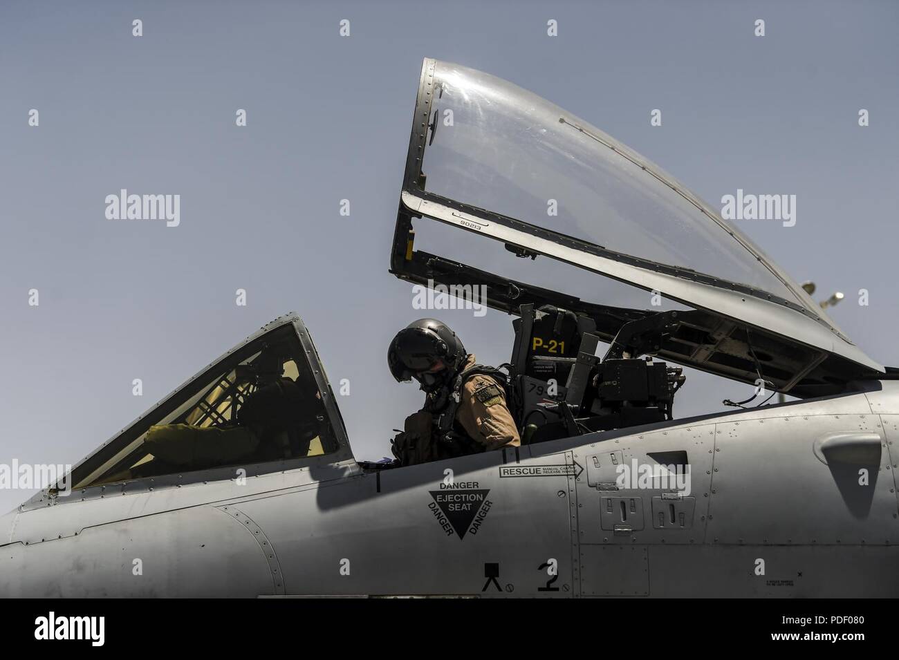 Ein US Air Force A-10 Thunderbolt II Pilot bereitet auf eine Mission aus Kandahar Airfield, Afghanistan, 20. Mai 2018 zu fliegen. Die Thunderbolt II eine Vielzahl von konventioneller Munition, einschließlich allgemeiner Zweck Bomben einsetzen können, Cluster Bomb Einheiten, Laser-gesteuerte Bomben, Joint Direct attack Munition oder JDAM, Wind korrigiert Munitions Dispenser oder Wcmd, AGM-65 Maverick und AIM-9 Sidewinder Raketen, Raketen, Leuchtkugeln, Beleuchtung und der GAU-8/A 30 mm Kanone, die in der Lage ist, das Feuern 3.900 Schuss pro Minute eine Vielzahl von Zielen einschließlich Tanks zu besiegen. Das Flugzeug kam in Kandahar Airfield in Stockfoto