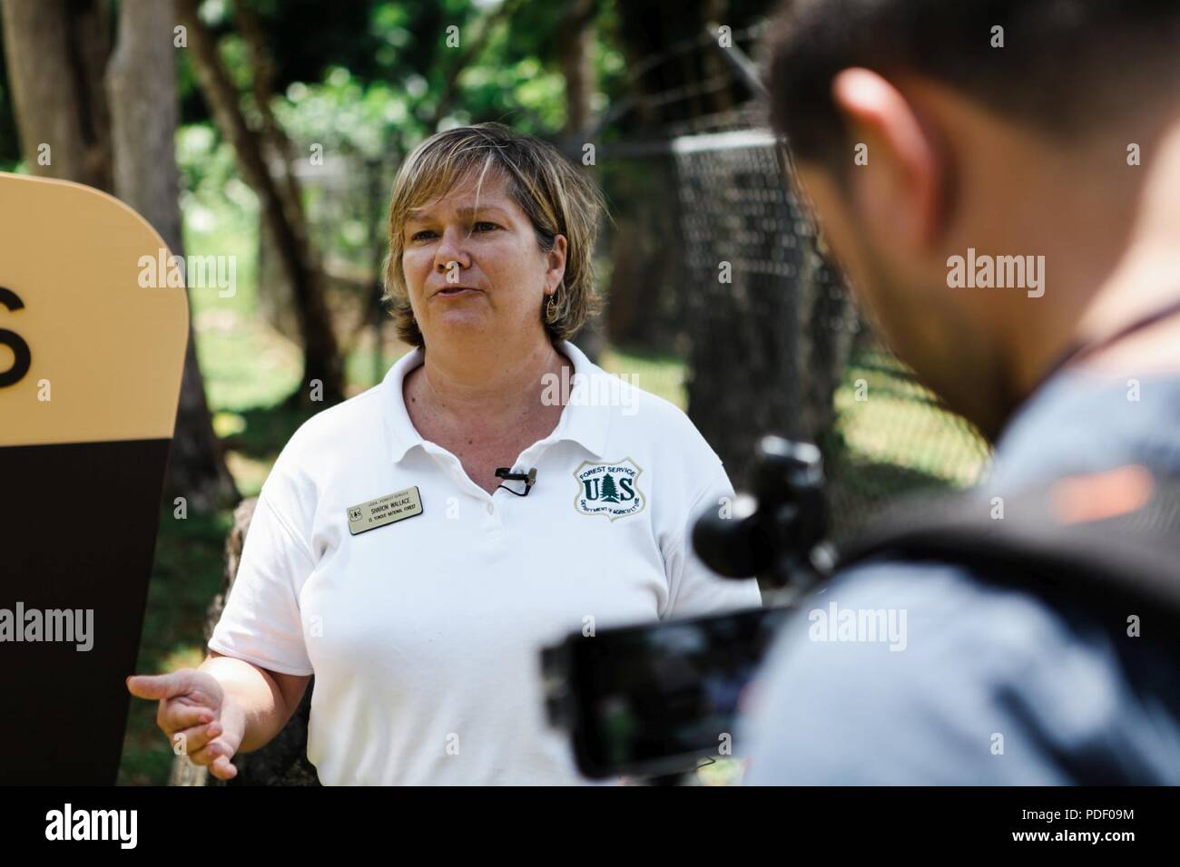 Rio Grande, Puerto Rico, 17. Mai 2018 - Wald Direktor, Sharon Wallace, erklärt an das FEMA-Mitarbeiter wie verschiedene Bundesstellen zusammen zu arbeiten und bei der Beseitigung von Verschmutzungen von Straßen, Wege und Flüsse nach dem Aufprall des Hurrikans María. Nach dem Hurrikan zerrissen durch Puerto Rico, El Yunque, einem tropischen Regenwald, hat teilweise geöffnet wurde, die Besuchern erlaubt, Zugang zu Straßen und Wege dieses wichtigen National Park. Der Hurrikan verursachte erhebliche Schäden, die Schließung der Wald zeitweise nötig. Die FEMA in Zusammenarbeit mit dem National Park Service begann Stockfoto