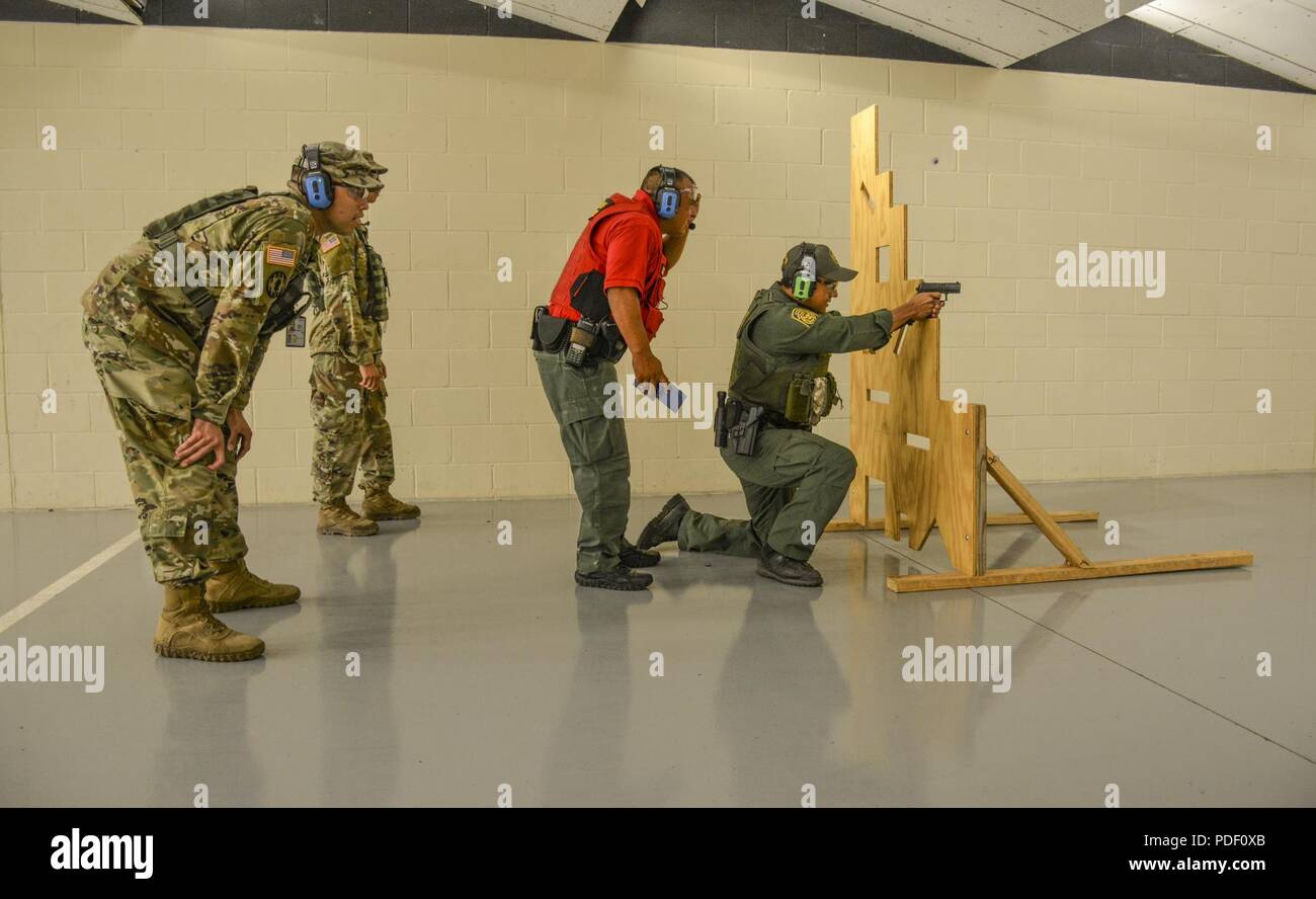 Texas Wachposten aus El Paso der dritten Bataillon 133 Field Artillery Regiment Unterstützung Schusswaffen Sicherheit an die US-amerikanischen Zoll- und Grenzschutzbehörden, am Comstock Border Patrol Station nur im Innenbereich die Waffen des Del Rio Sektor. Die Bereitstellung von Truppen unterstützen CBP schnell Auswirkungen jedes der Mission Zeit ein Service Mitglied nimmt einen nicht-Durchsetzung Position (s), wo die Agenten, detaillierte typischerweise, steigen Sie um in die Linie zu tun, wie die Flotte, die Wartung und die Waffen strecken zu unterstützen. Der Service Mitglieder beseitigen oder die Anzahl der Agenten, die nicht verringern - Durchsetzung der Pflichten. Cpl. Joseph Alvarado hält Stockfoto