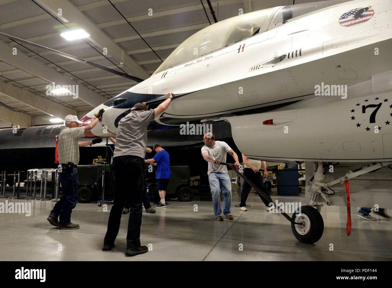 Hill Aerospace Museum Personal und Freiwilligen, die eine neue, zusätzliche statische Anzeige Flugzeuge neu Mai 20, 2018, bei Hill Air Force Base in Utah. Jetzt am östlichen Ende der Kämpfer der Galerie des Museum gelegen, befindet sich das ehemalige Thunderbird F-16A Flugzeuge für Besucher werden. Stockfoto