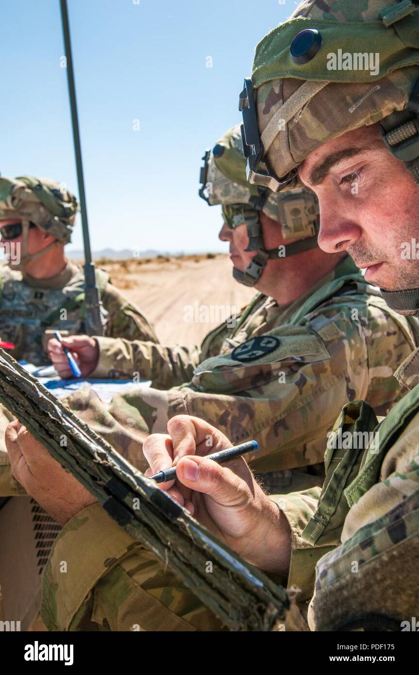 Us-Armee Cpt. Kyle Farley, troop Leader mit der Tennessee Army National Guard 1/278 th Armored Cavalry Regiment, aus Knoxville, Tenn mit Sitz, Analysen der Koordinaten während einer Übung vor der Bereitstellung an den National Training Center, Fort Irwin in Ca., Mai 12. ( Stockfoto