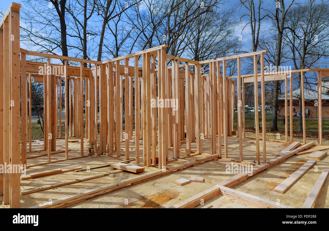 Rahmenstruktur Holzrahmen von Holzhäusern. Closeup neue Stick erbaute Haus im Bau unter blauem Himmel. Immobilien Konzept Hintergrund. Stockfoto
