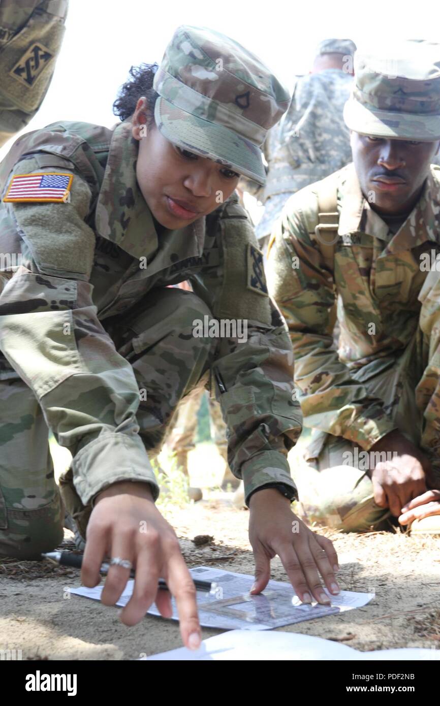 Us-Armee Pfc. Tanganika S. Ramos von Albany, GA, eine militärische Polizeioffizier mit der 642 . Regionale Unterstützung der Gruppe, findet benannten Punkte auf der Karte, bevor Sie sich auf einem Land navigation Kurs am Fort Benning, Ga, 19. Mai. Stockfoto