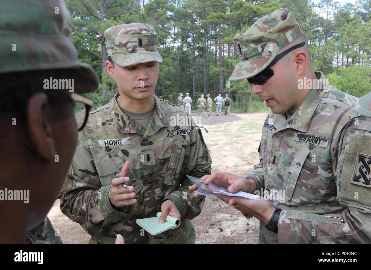 Von links, US Army 1st Lieutenant Eric H. Hong von Atlanta und 1 Lt Armando G. Rodriguez von Buford, Ga, mit der 642 . Regionale Unterstützung Gruppe Karte Punkte vor auf ein Land navigation Kurs am Fort Benning, Ga, 19. Mai. Stockfoto