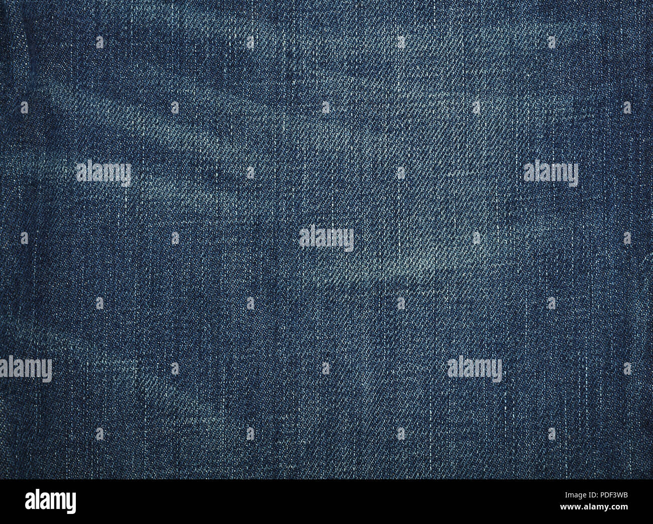 Dark Indigo Blue gewaschener Baumwolle Jeans Denim Textur Hintergrund mit verschlissenen Flecken, in der Nähe Stockfoto