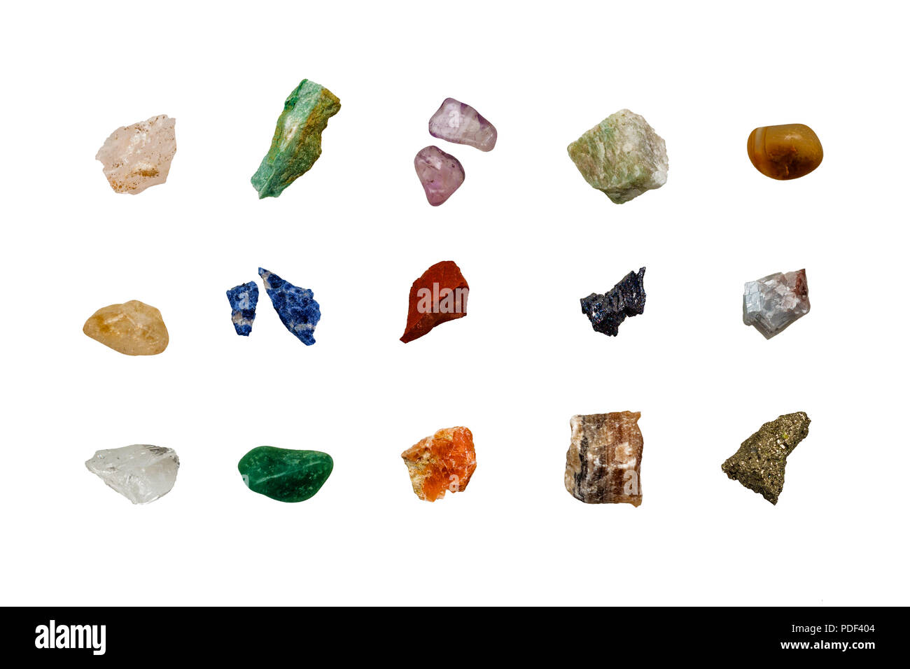 Verschiedene farbige rohe Edelsteine Fragmente auf weißem Hintergrund Stockfoto