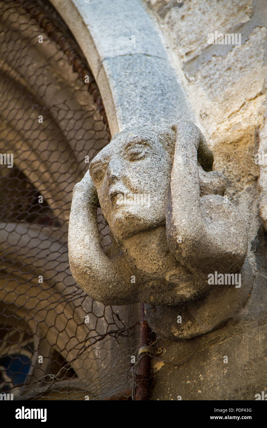 Mittelalterliche Skulptur eines Kopfes, tragende Säule im Portal der Kirche Saint-Nicolas, Neufchâteau, Frankreich Stockfoto