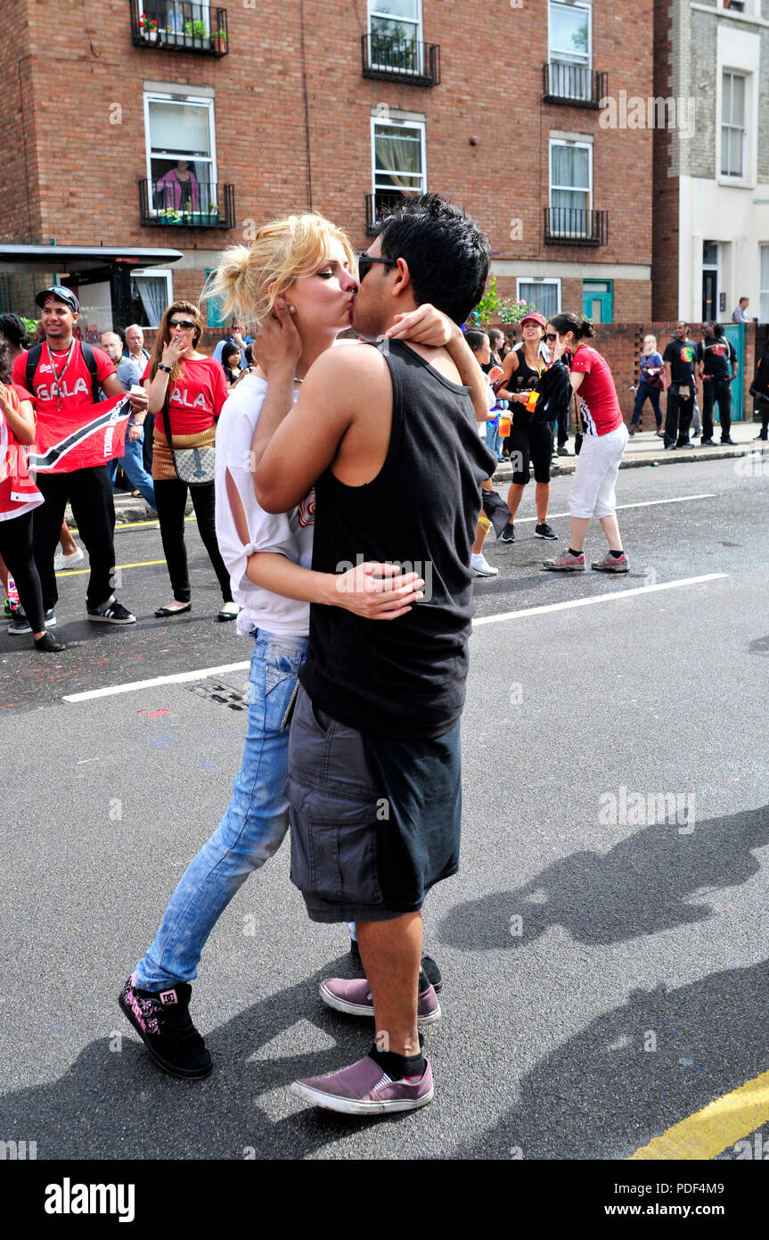 Ein Paar genießen einen leidenschaftlichen Kuss, Notting Hill Carnival. London, Vereinigtes Königreich Stockfoto